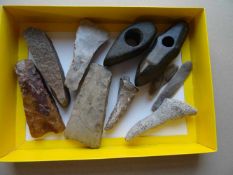 Vorgeschichtliche Funde.-Konvolut von 10 Artefakten meist aus Flintstein u. Quarzit. Fundorte