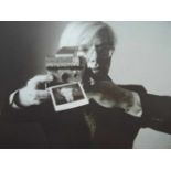 Warhol, Andy(Pittsburgh 1828 - 1987 New York City). Selbstporträt mit Polaroid. Farboffset auf
