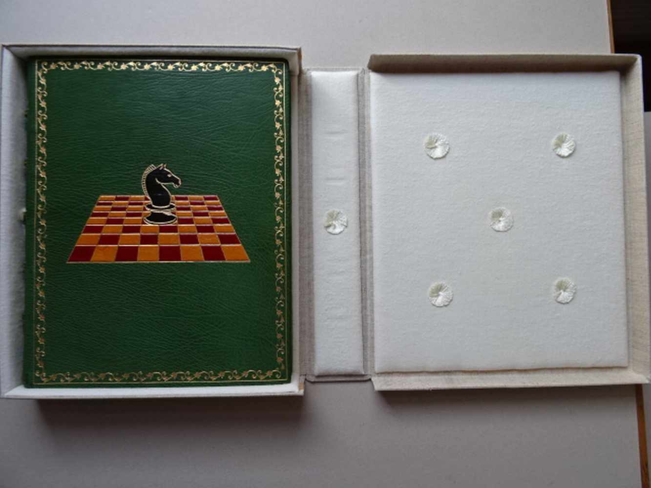 Einbände.-Gästebuch eines Schachspielers. Ca. 150 weiße Blätter. Um 1970. 4°. Grüner Maroquin- - Image 6 of 6