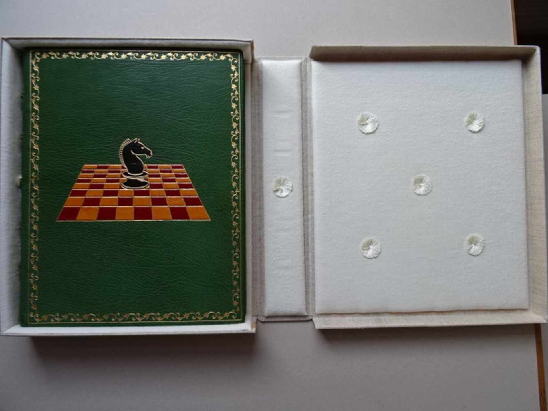 Einbände.-Gästebuch eines Schachspielers. Ca. 150 weiße Blätter. Um 1970. 4°. Grüner Maroquin- - Bild 6 aus 6
