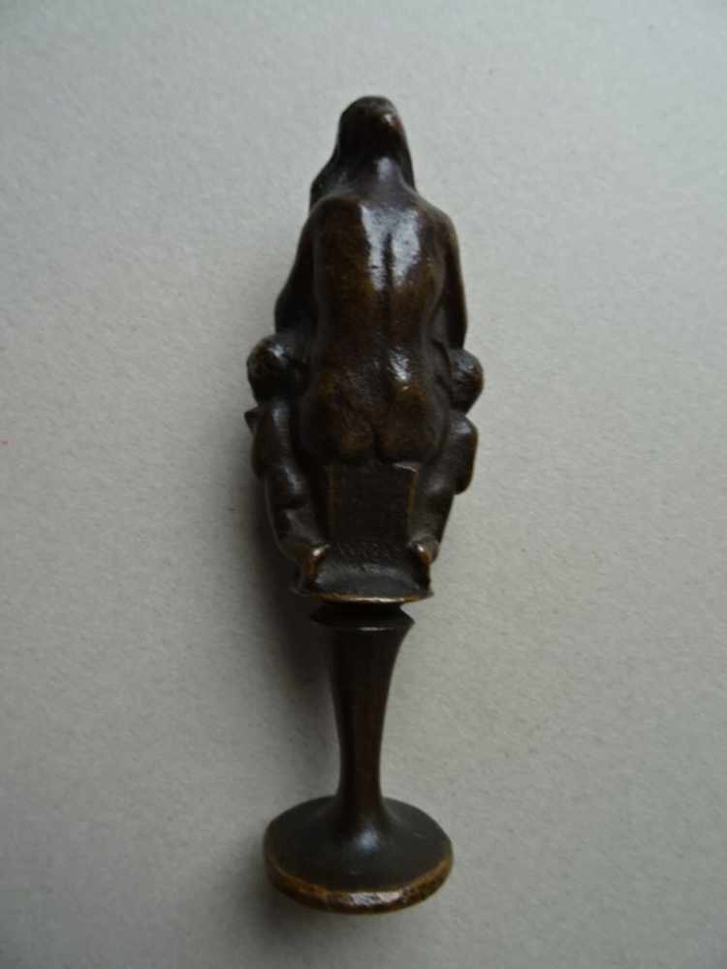 Bronze.- Wrba, Georg(München 1872 - 1939 Dresden). Caritas. Petschaft aus Bronze, um 1928. Verso - Bild 2 aus 3