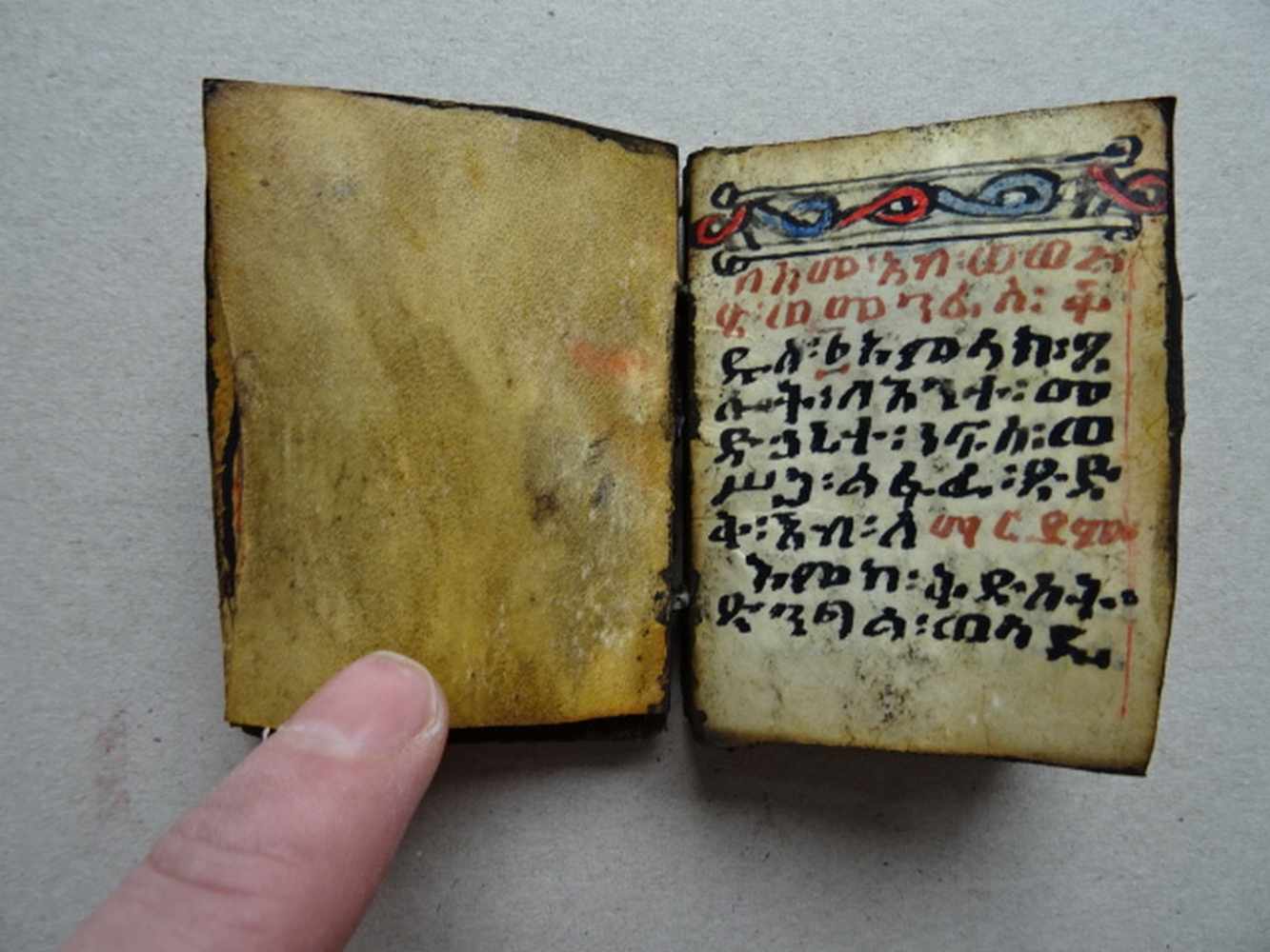 Äthiopische Handschrift.-Manuskript in schwarzer und roter Tinte auf Pergament. Um 1890. Mit 4