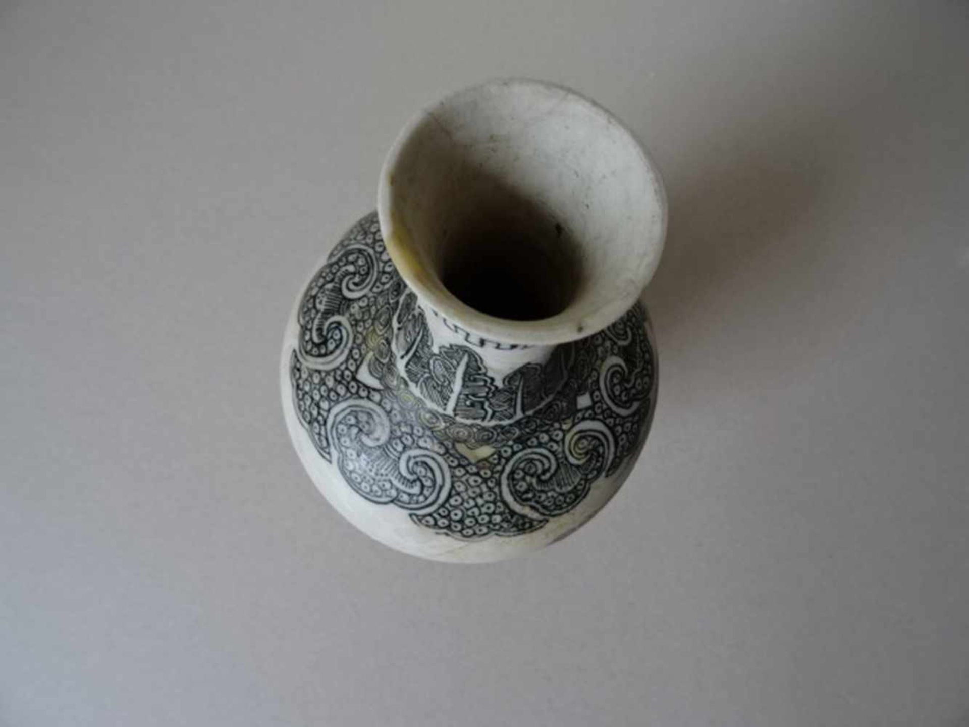 Asiatica.-Vase. Weiß glasiertes Porzellangefäß (email sur bisquit) mit Schwarzlotdekor. China, - Bild 3 aus 4