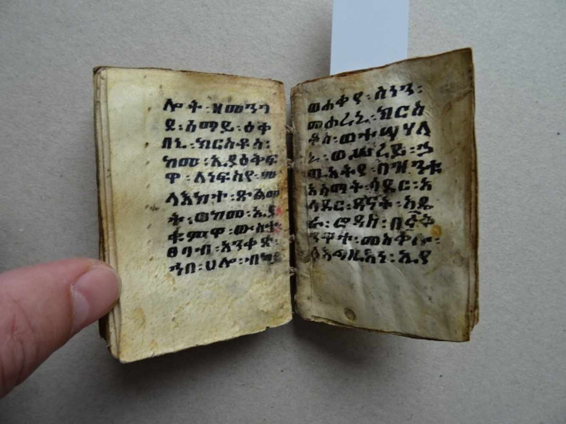 Äthiopische Handschrift.-Manuskript in schwarzer und roter Tinte auf Pergament. Um 1890. 16°. 5 - Bild 2 aus 4