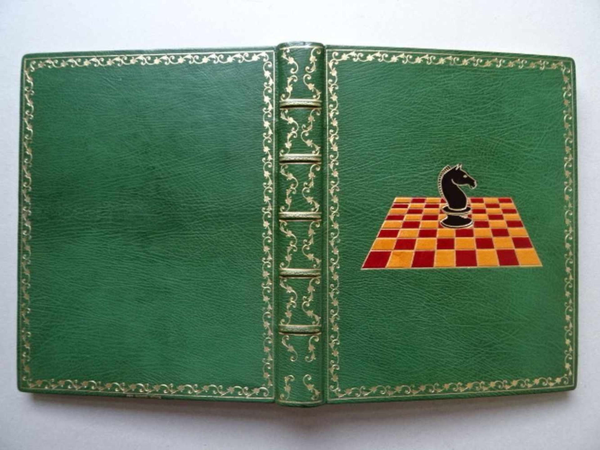 Einbände.-Gästebuch eines Schachspielers. Ca. 150 weiße Blätter. Um 1970. 4°. Grüner Maroquin-