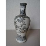 Asiatica.-Vase. Weiß glasiertes Porzellangefäß (email sur bisquit) mit Schwarzlotdekor. China,