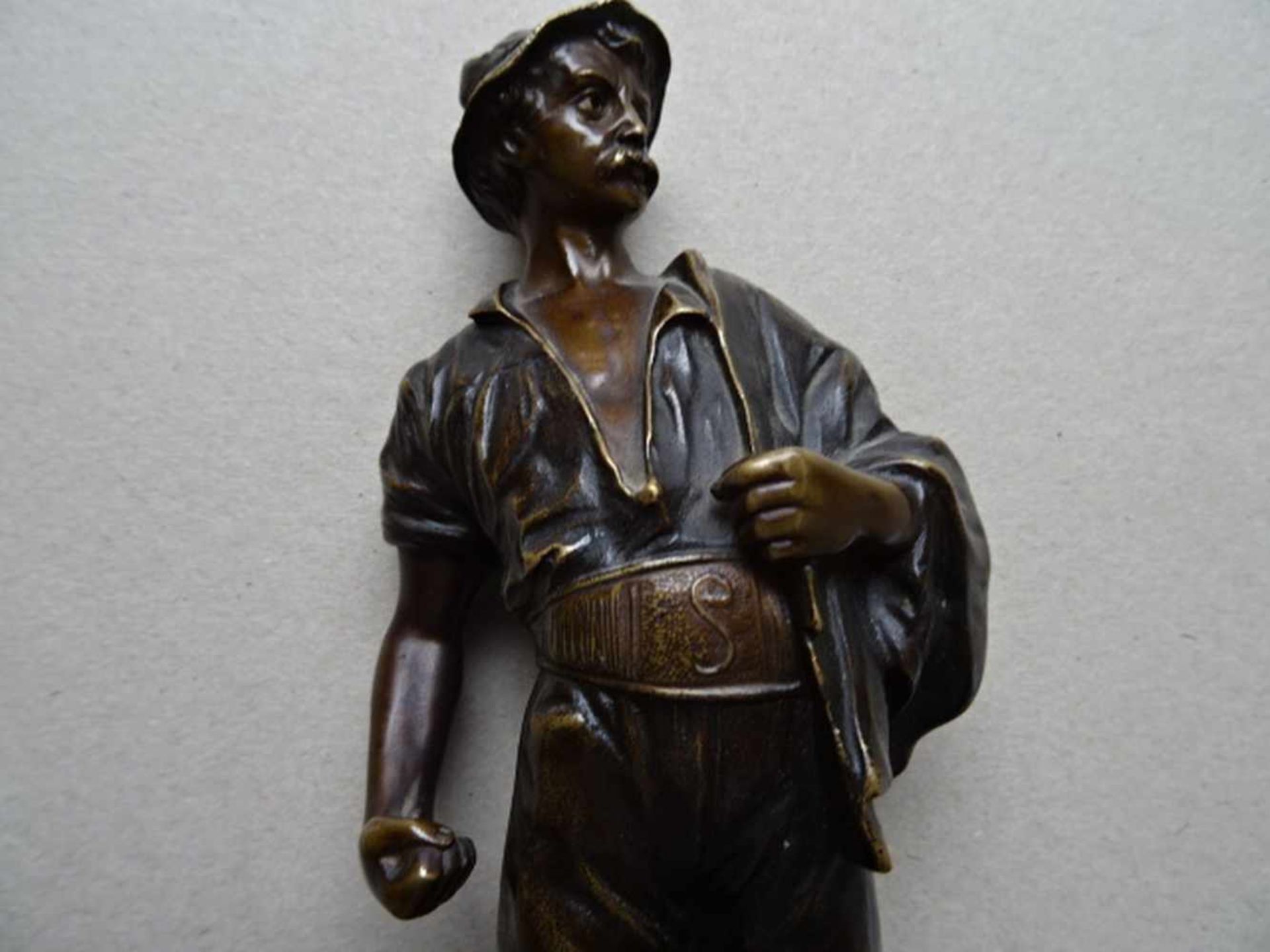 Bronze.- Marcuse, Rudolf (?)(Berlin 1878 - 1940 London). Mann in Tracht. Bronzestatuette bei - Bild 2 aus 5