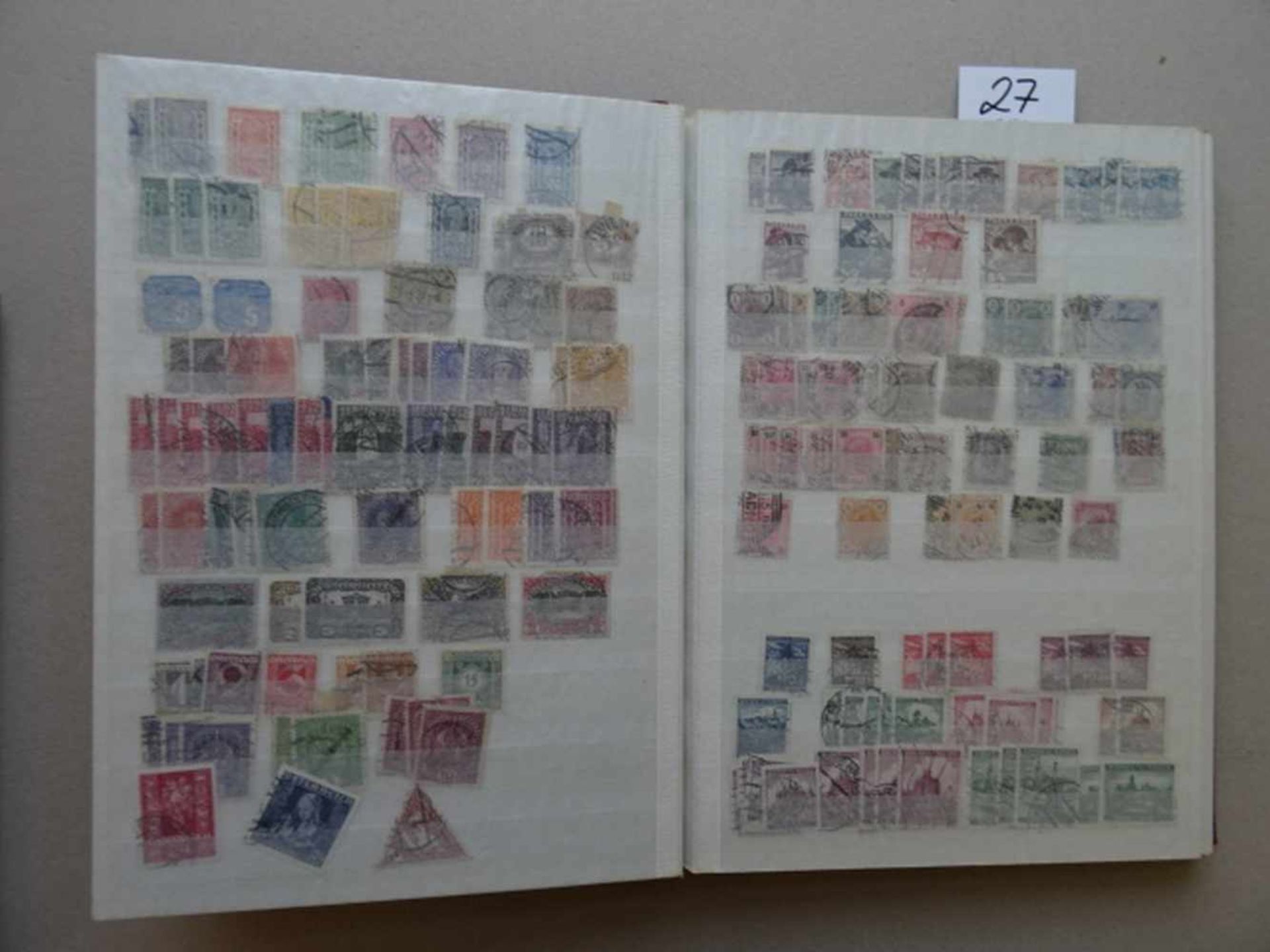 Briefmarken.-Sammlung von ca. 2000 Briefmarken (zahlr. Dubletten) aus aller Welt aus den Jahren um