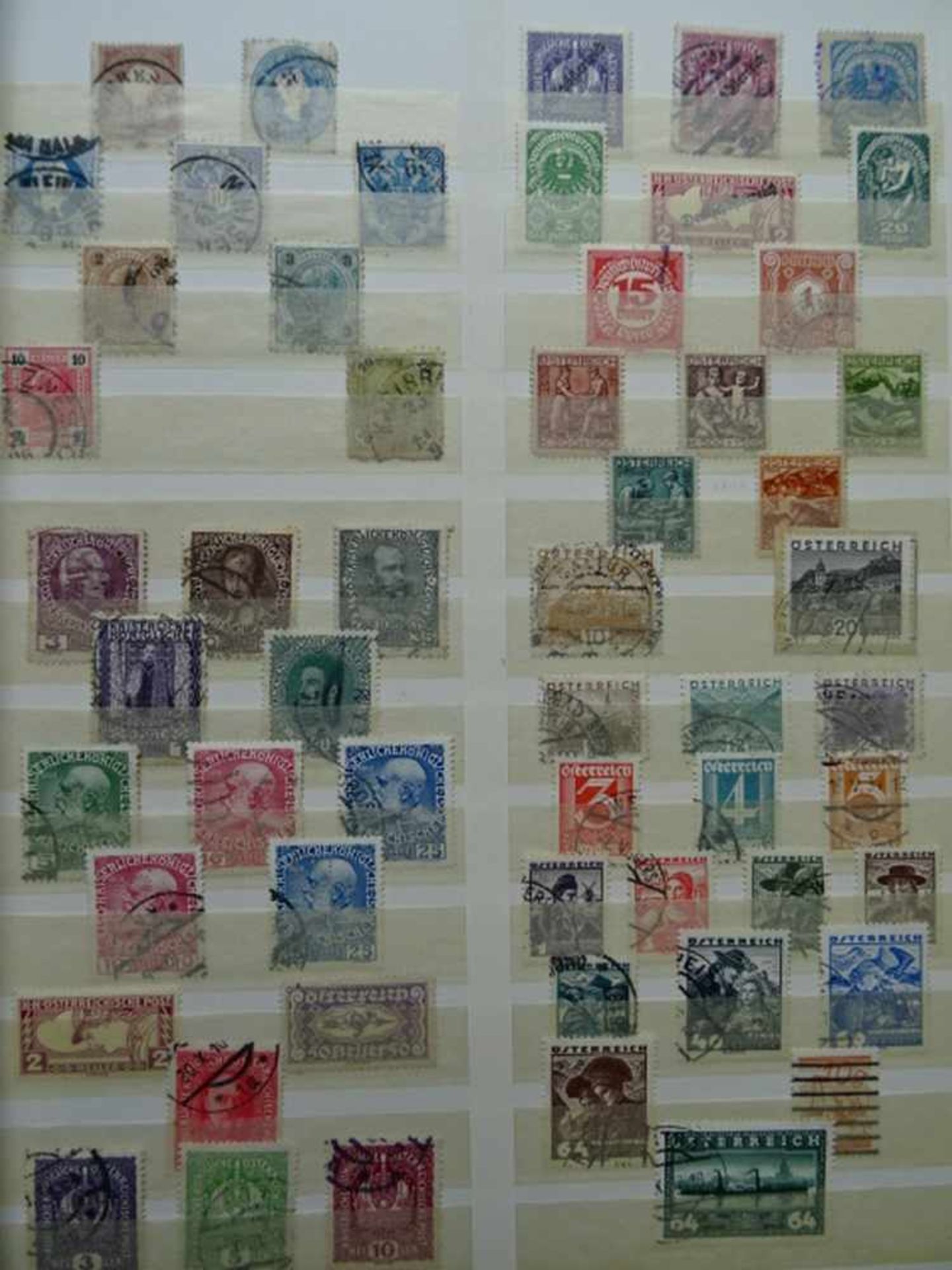 Briefmarken.-Sammlung von ca. 2000 Briefmarken aus aller Welt aus den Jahren um 1890-1960. Meist