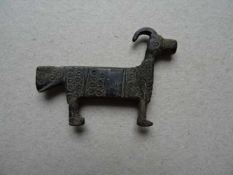 Vorgeschichtliche Funde.- Ziege.Tierfigur aus Messing. Syrien, ca. 5. Jahrhundert. 4,5 x 6 cm.Nach