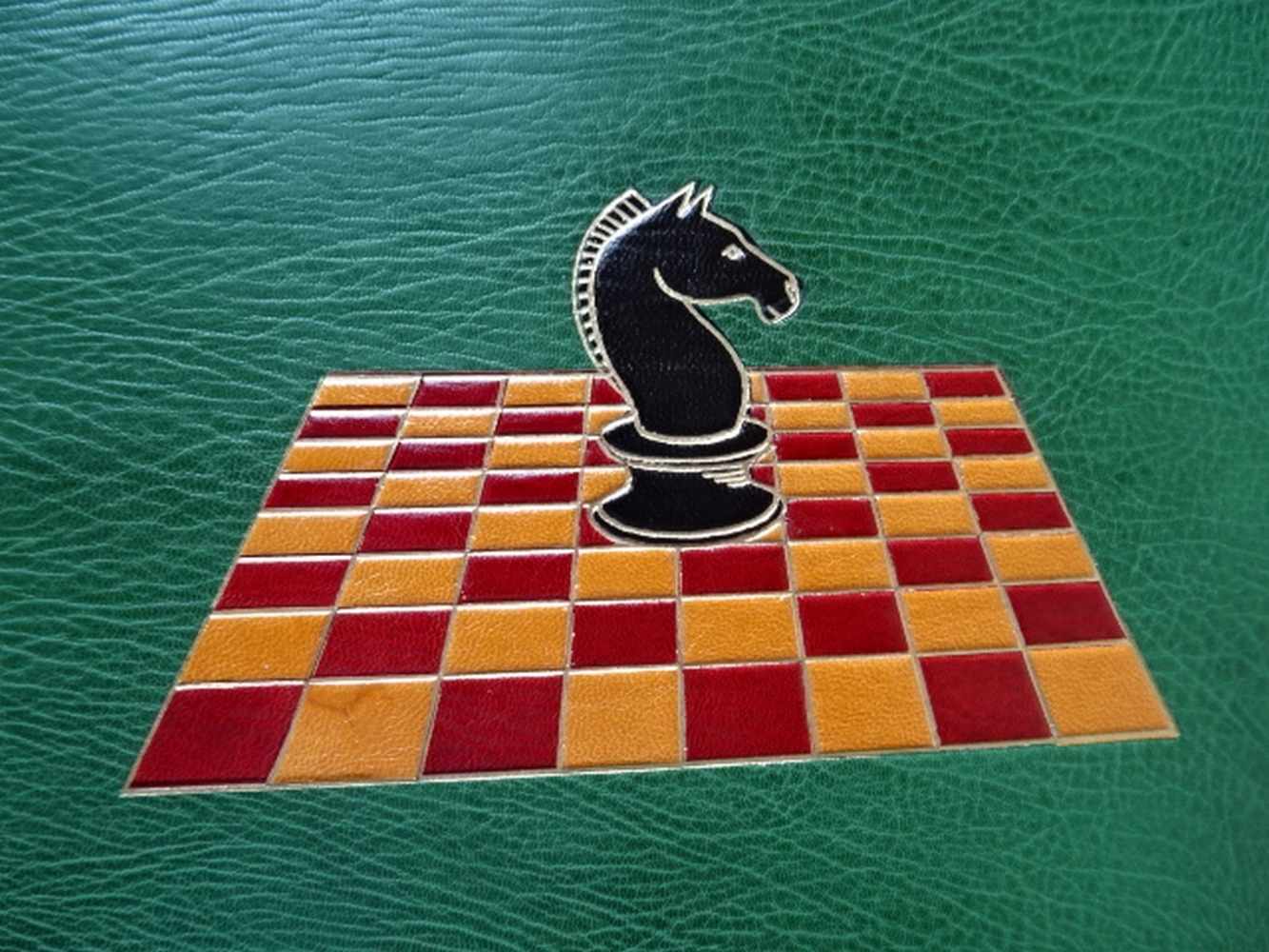 Einbände.-Gästebuch eines Schachspielers. Ca. 150 weiße Blätter. Um 1970. 4°. Grüner Maroquin- - Image 2 of 6