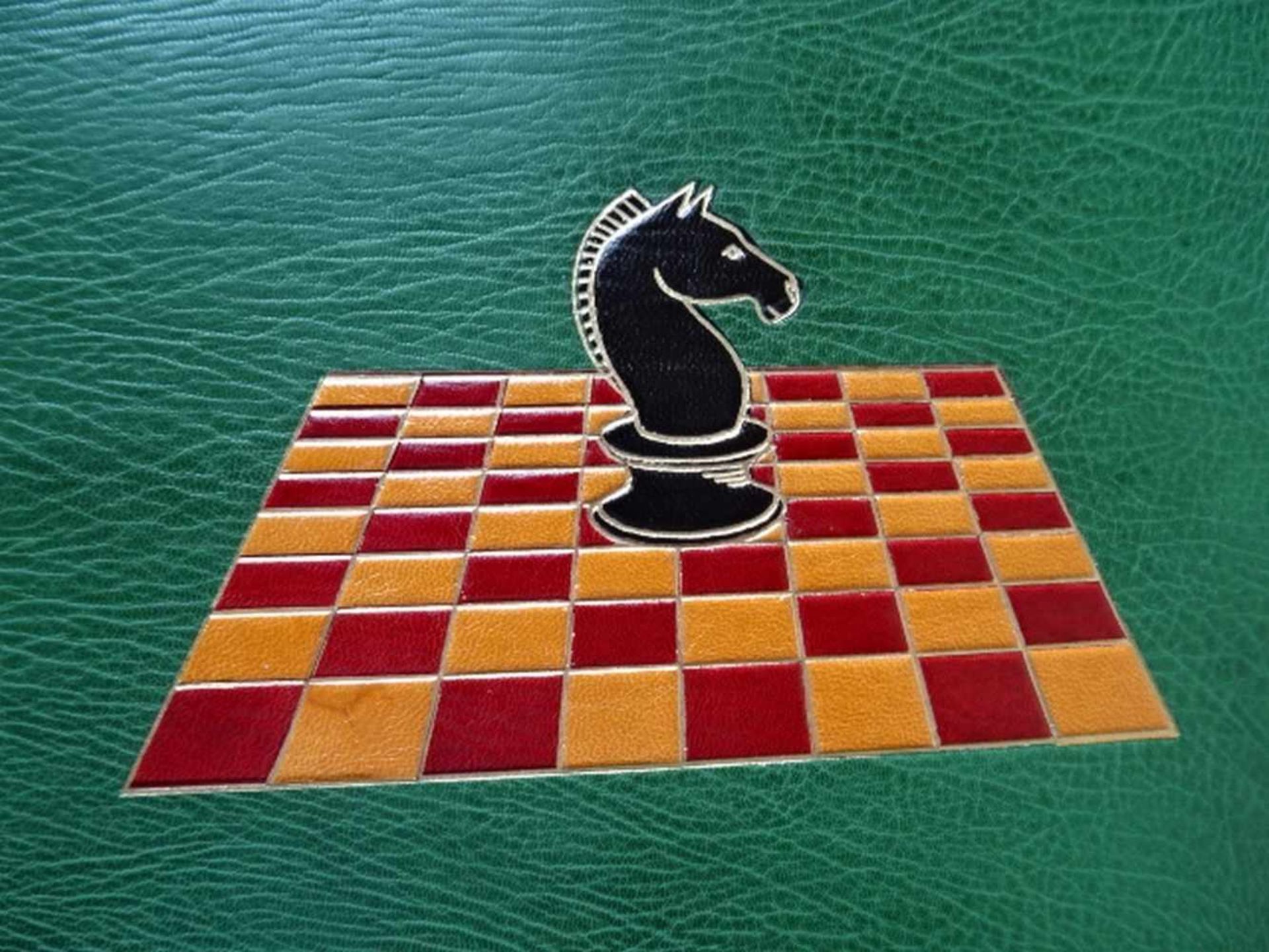 Einbände.-Gästebuch eines Schachspielers. Ca. 150 weiße Blätter. Um 1970. 4°. Grüner Maroquin- - Bild 2 aus 6