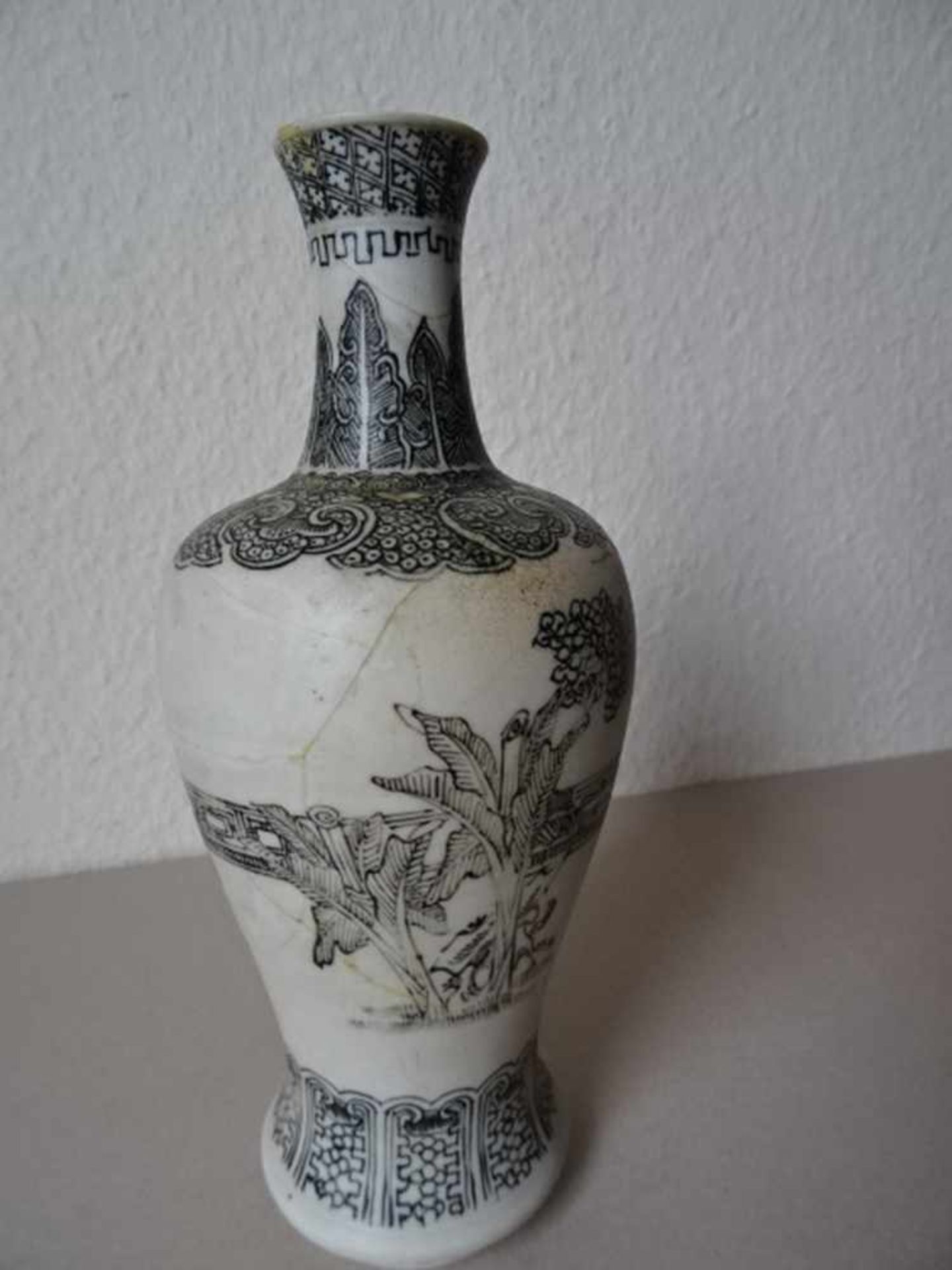 Asiatica.-Vase. Weiß glasiertes Porzellangefäß (email sur bisquit) mit Schwarzlotdekor. China, - Bild 2 aus 4