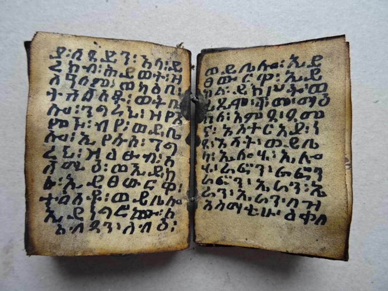 Äthiopische Handschrift.-Manuskript in schwarzer und roter Tinte auf Pergament. Um 1890. Mit 4 - Image 2 of 5