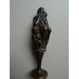 Bronze.- Wrba, Georg(München 1872 - 1939 Dresden). Caritas. Petschaft aus Bronze, um 1928. Verso