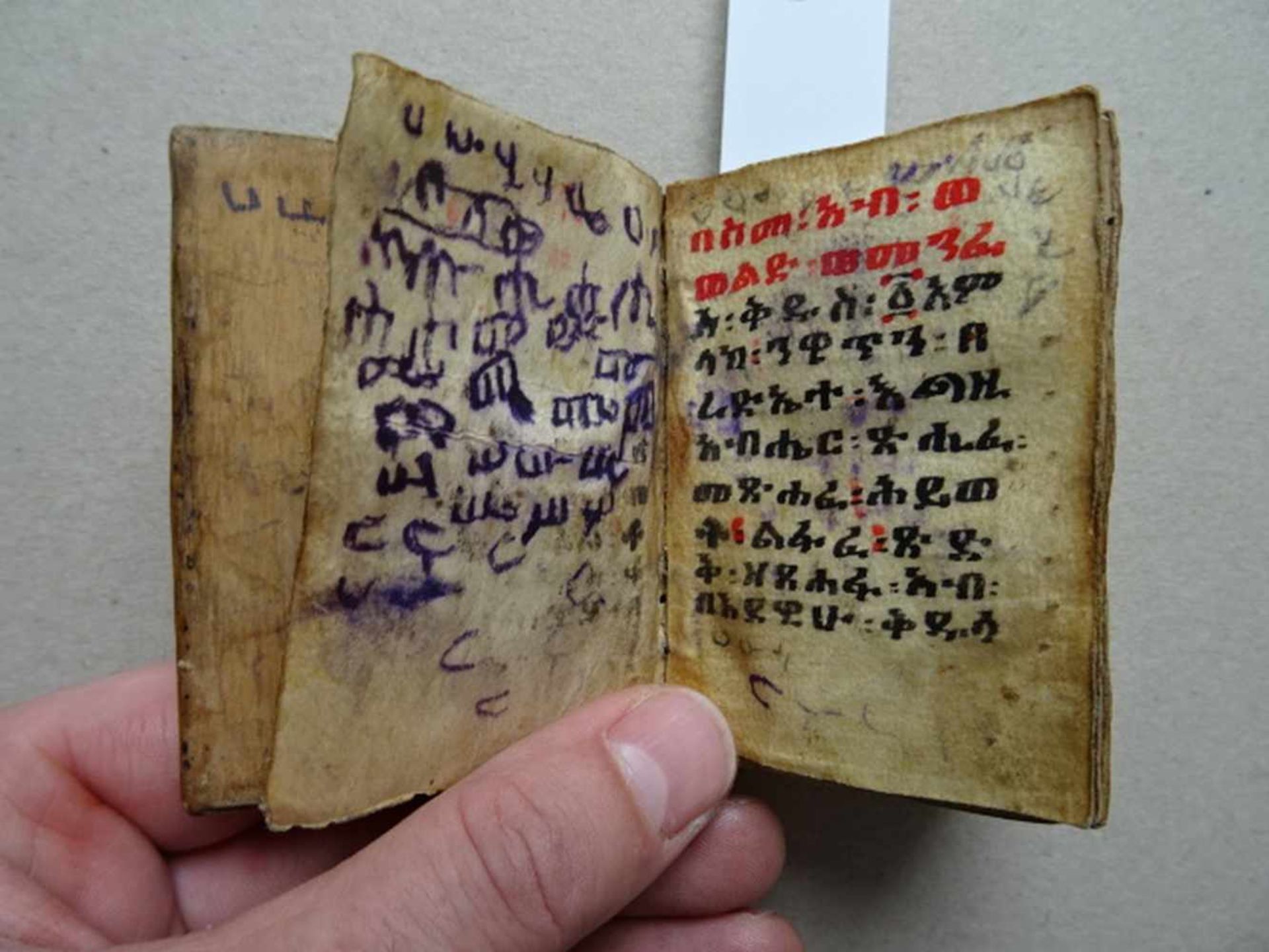 Äthiopische Handschrift.-Manuskript in schwarzer und roter Tinte auf Pergament. Um 1890. 16°. 5 - Bild 3 aus 4