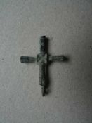 Vorgeschichtliche Funde.- Kreuz.Anhänger aus Bronze. Ca. 10./11. Jahrhundert. Ca. 3,5 x 2,5 cm.