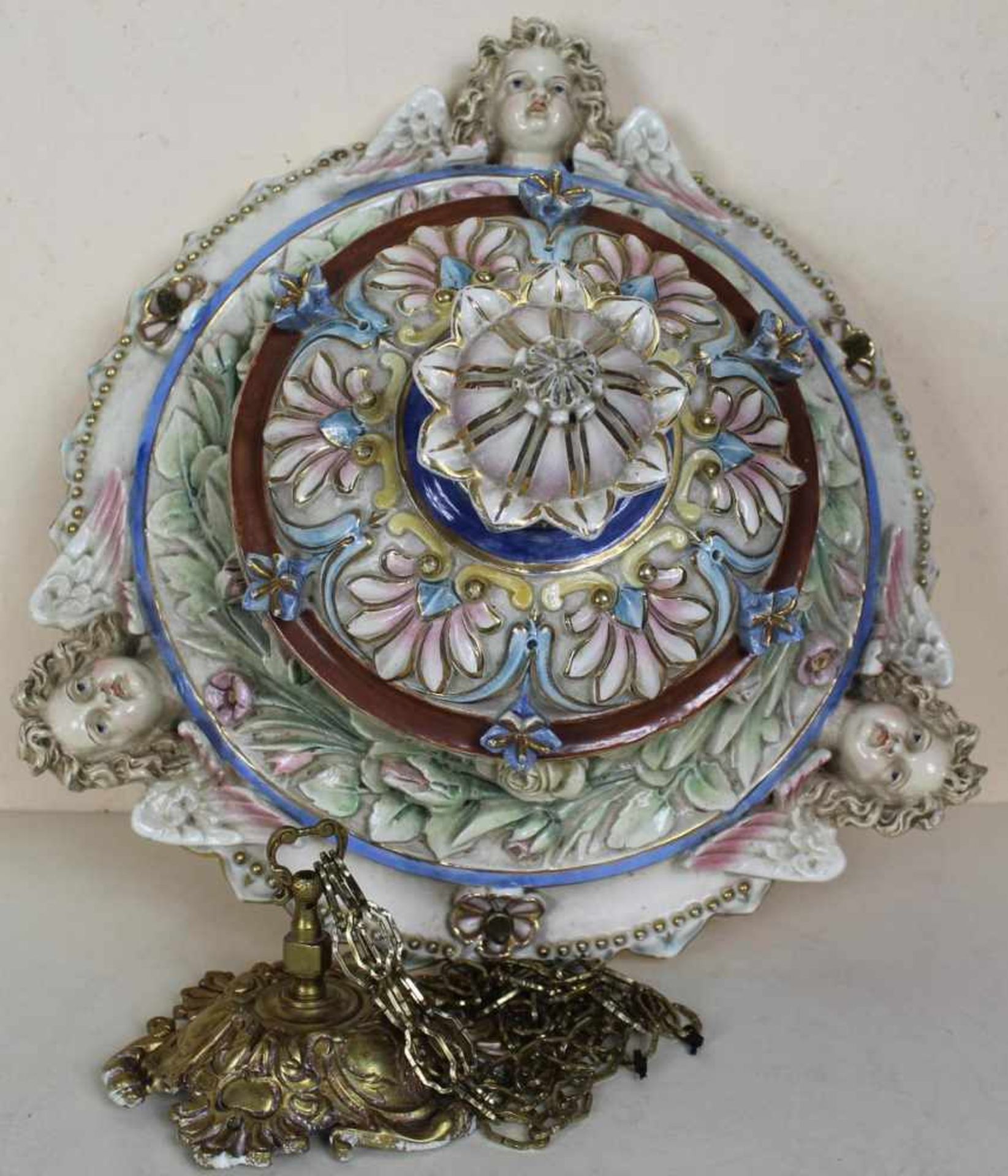 Blumenampel wohl Frankreich um 1900, Keramik mehrfarbig staffiert, Montur aus Messing mit