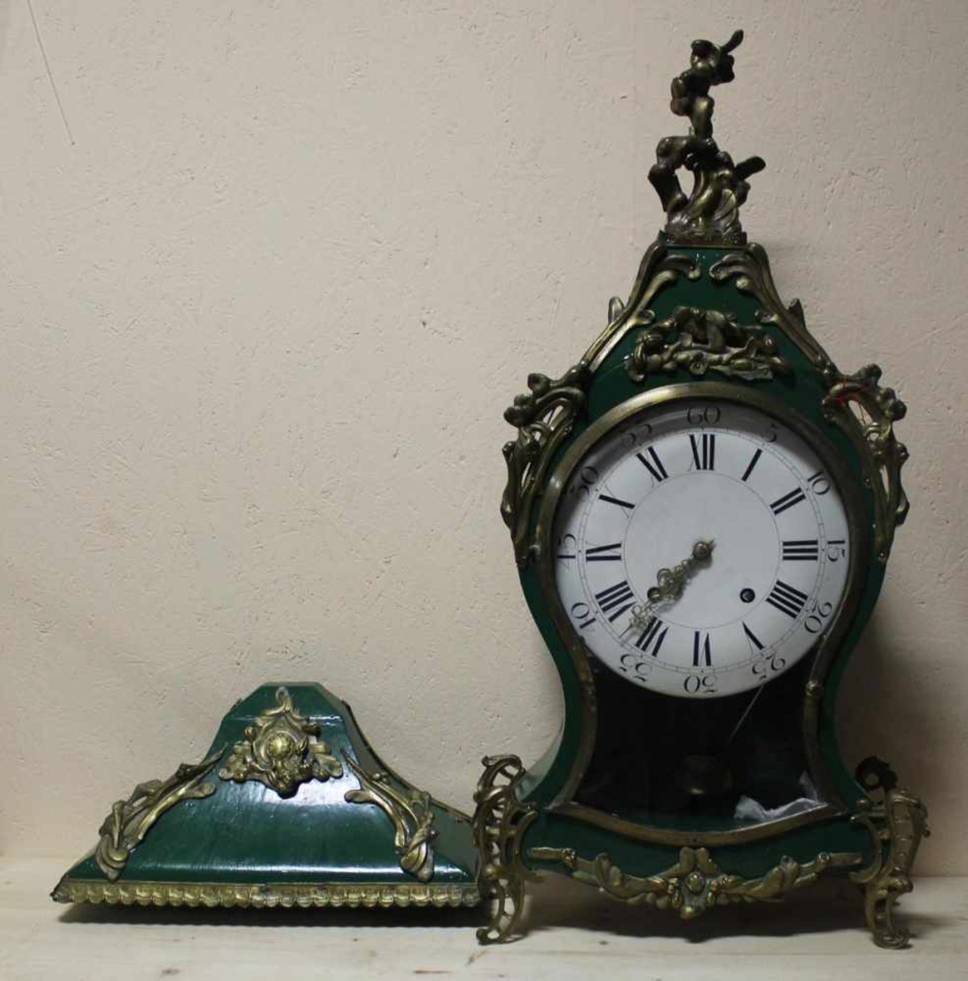 Cartell Uhr um 1820-1830 grünes Holzgehäuse, Halbstundenschlag, mit Konsole, Bronzeapplikationen,