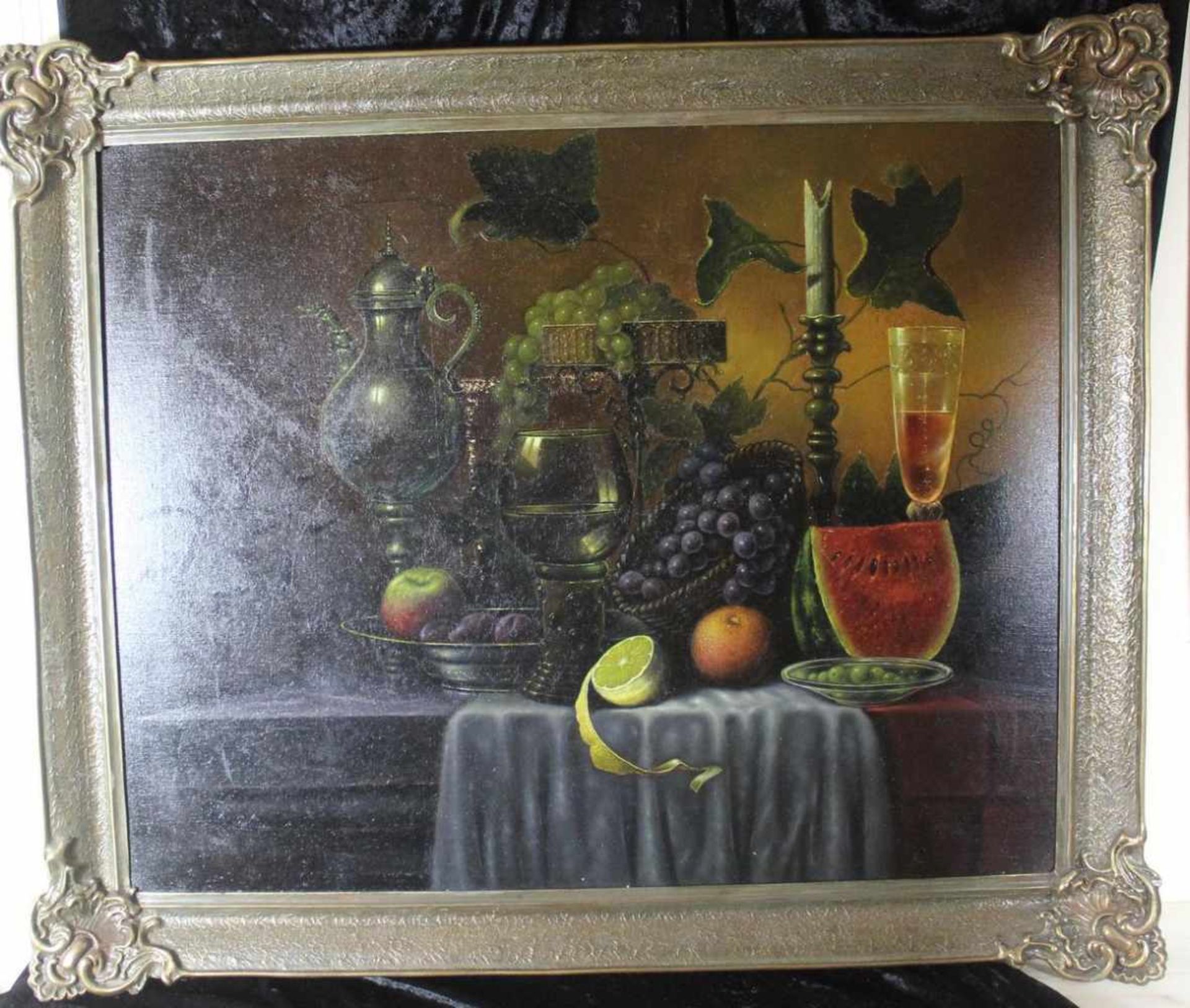 Stillleben mit Früchten, Kanne, Leuchter und Glas im Stil des 19. Jh., Öl auf Leinwand, Holzrahmen