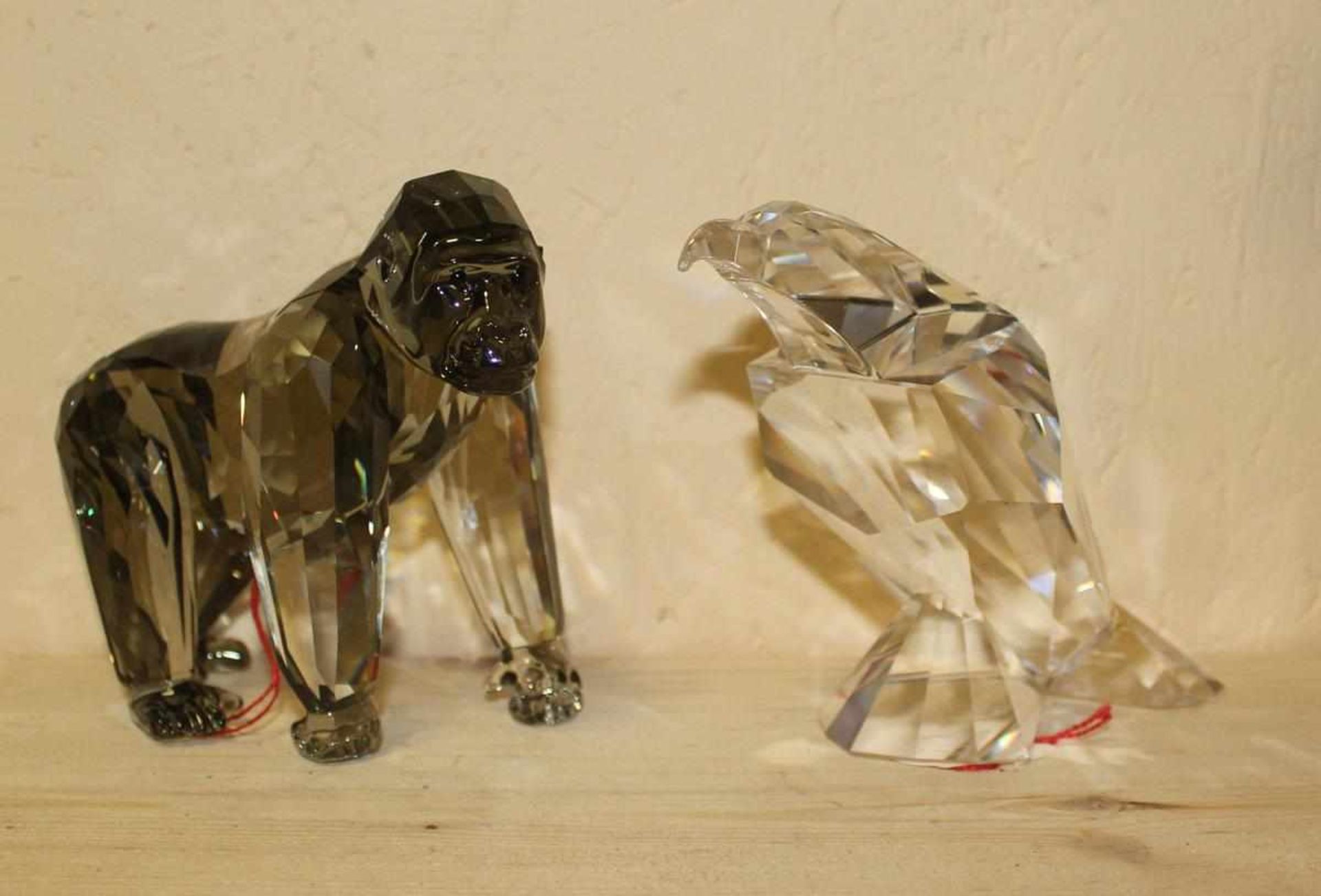2 Figuren Swarovski Adler und Gorilla Swarovski Adler Kristallglas geschliffen, Höhe ca. 9,8 cm,