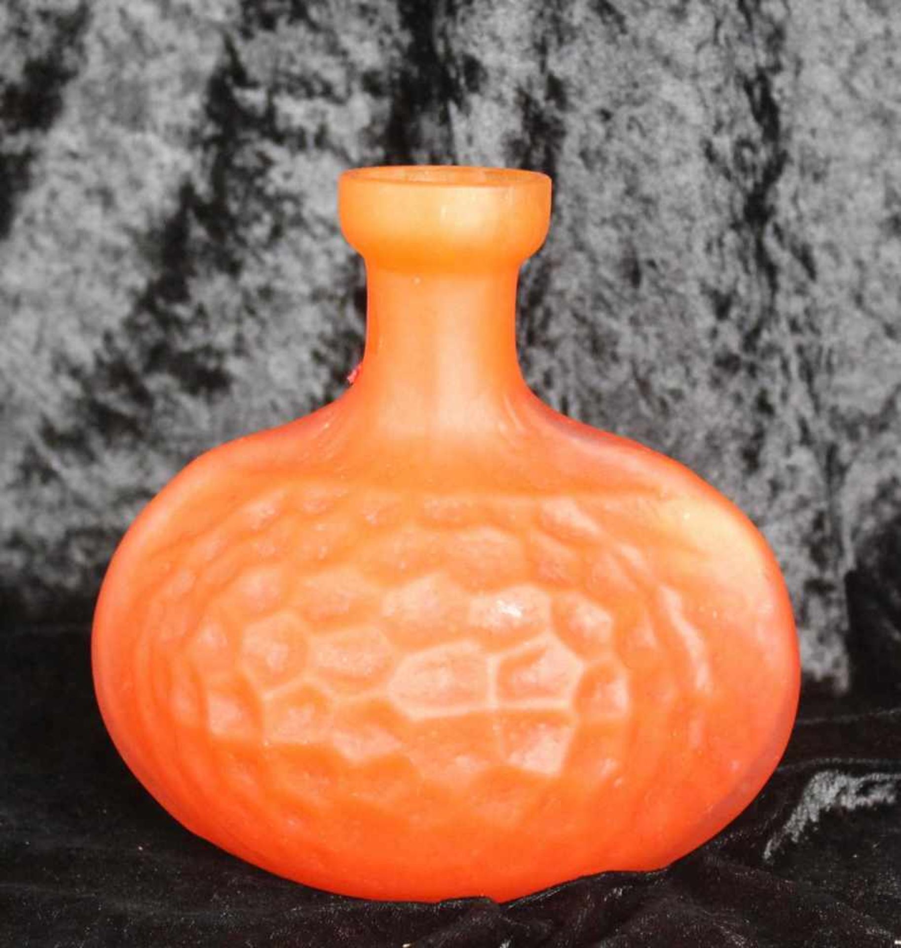 Art déco Vase wohl André Delatte, Nancy um 1930, orangefarbenes Glas mit wabenartiger Struktur, Höhe