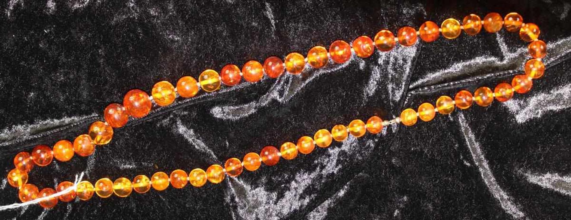 Bernsteinkette mit verschiedlich grossen Perlen, Länge ca. 72 cm, mehrere Perlen mit kleinen