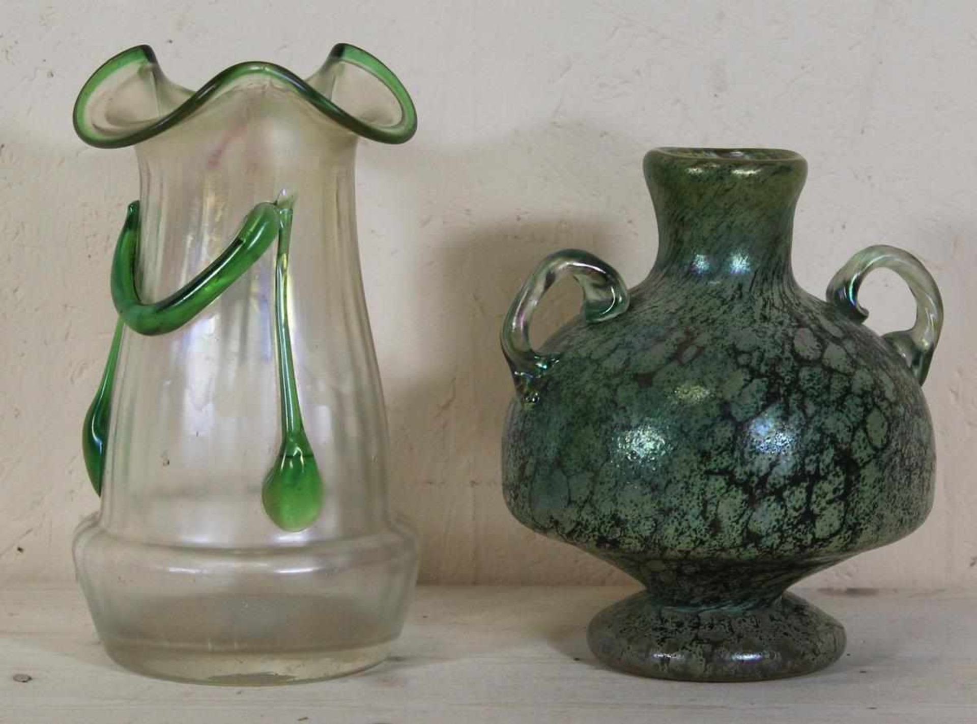 Paar Jugendstilvasen wohl Böhmen um 1910, eine zweihenkelige Vase mit mehrfarbigen