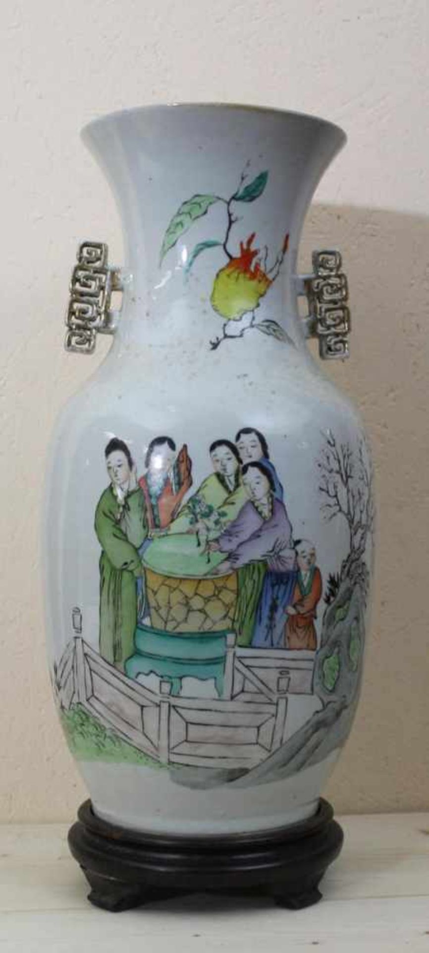 Vase China Republikzeit, Porzellan mit mehrfarbiger Personenstaffage und Schriftzeichen, Holzsockel,