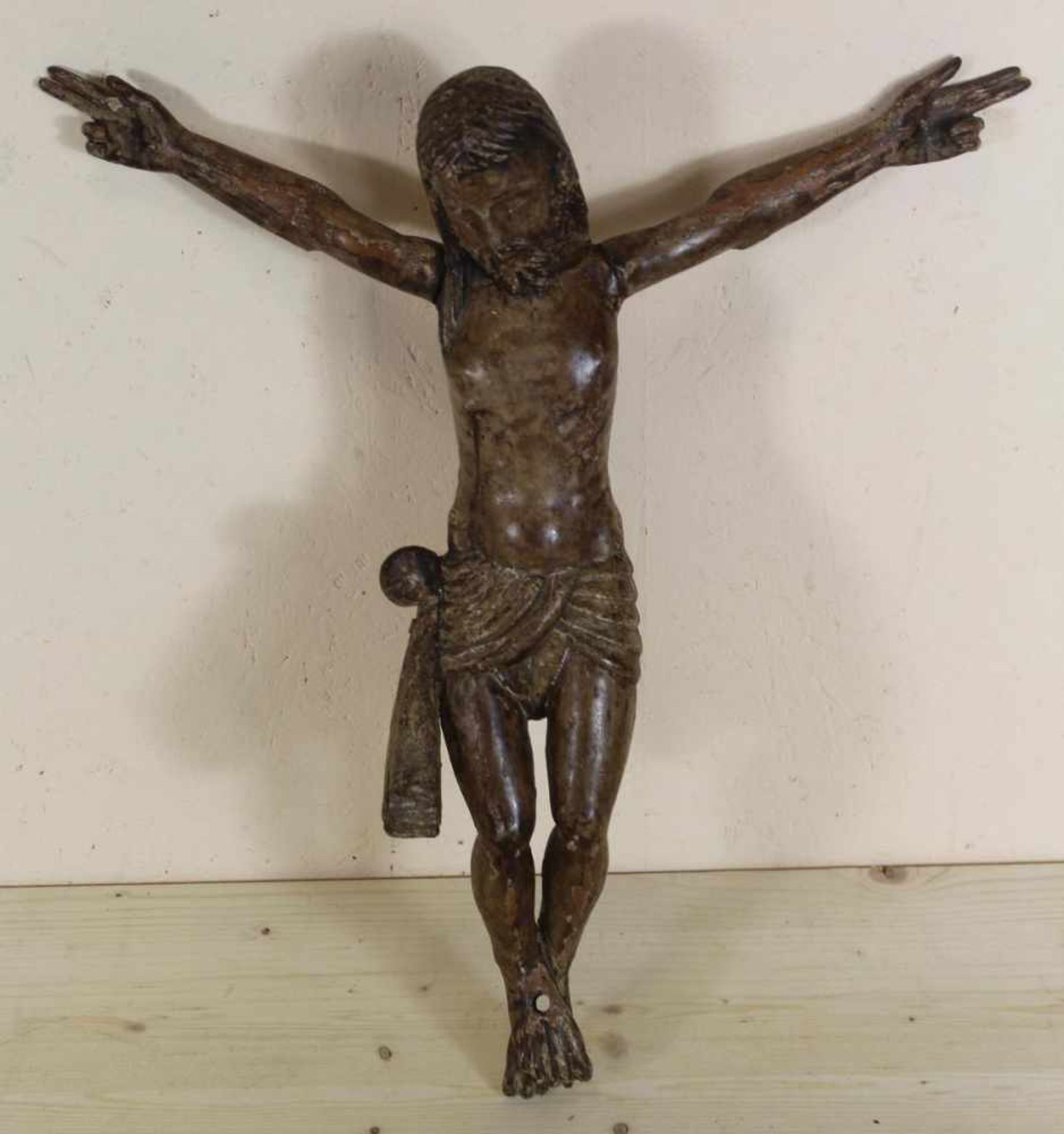 Christusfigur wohl süddeutsch 17. Jh, Darstellung des Gekreuzigten Jesus, Holz mit wohl originaler