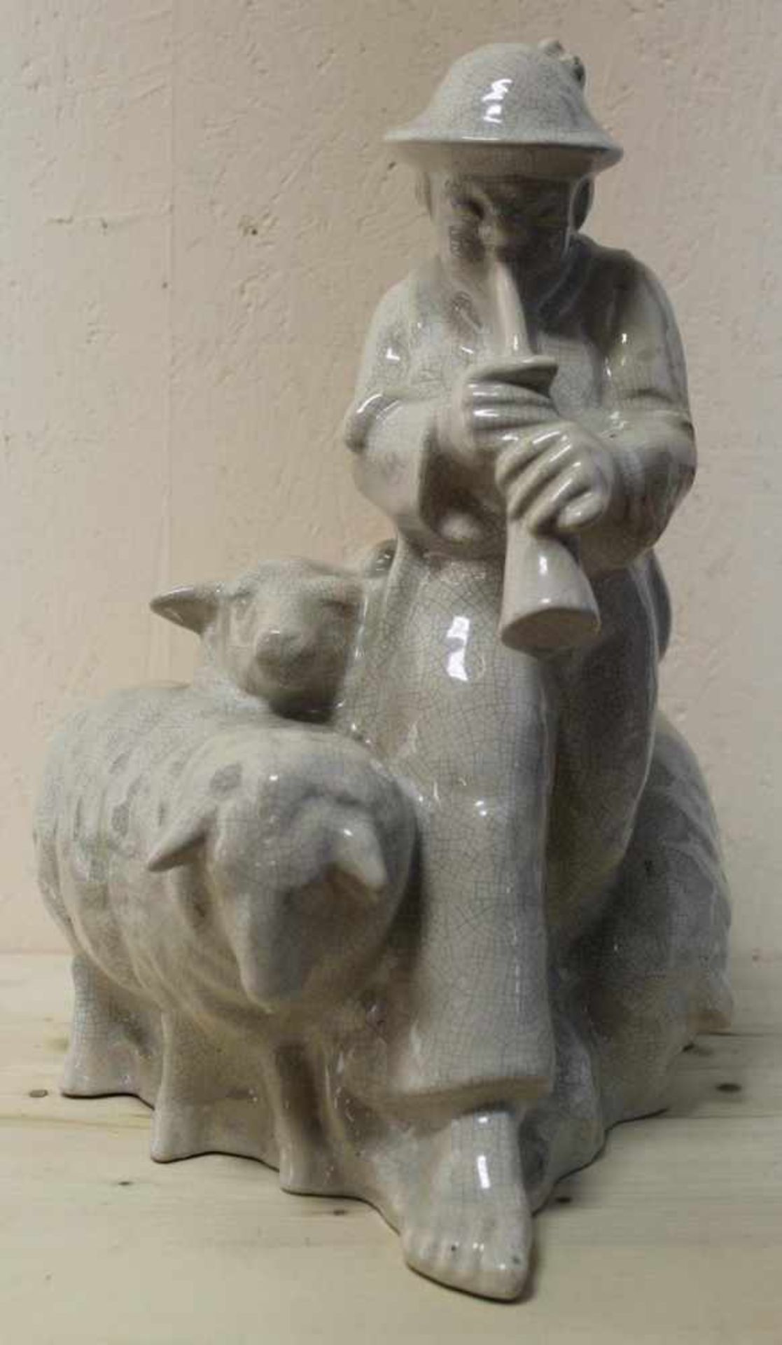Grosse Keramikfigur Schäfer mit Schafen, hellgrauer Scherben mit weißer Craqueléglasur, wohl