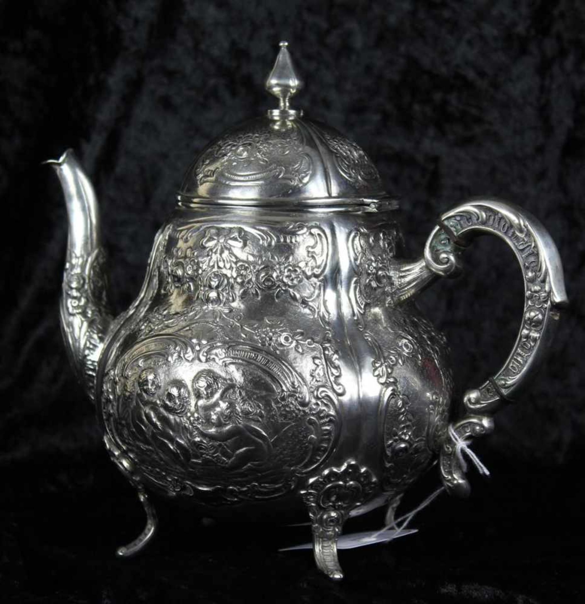 Grosse Kaffeekanne Silber 800 mit floralem, ornamentalen Putti Reliefdekor, im Boden punziert,