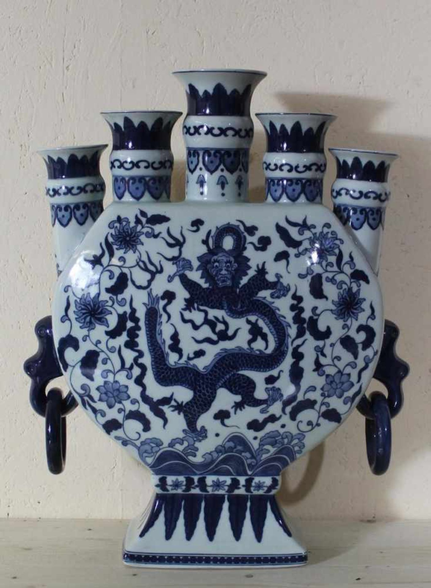 Vase China Republikzeit Blaumalerei mit Drachen und Blumen, 2 Henkel, Höhe ca. 44,5 cm, Breite ca.