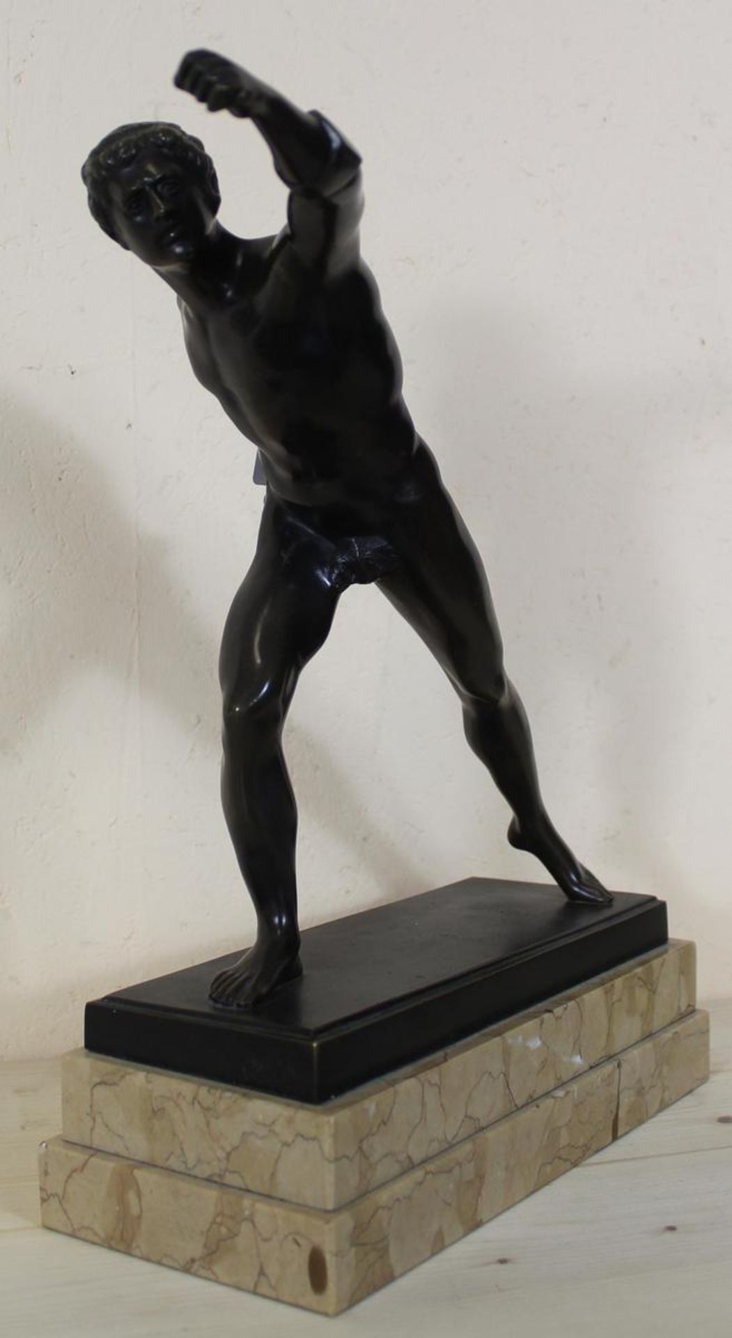 Bronzefigur Borghesischer Fechter, Bronze dunkelbraun patiniert, auf Natursteinsockel montiert, Höhe