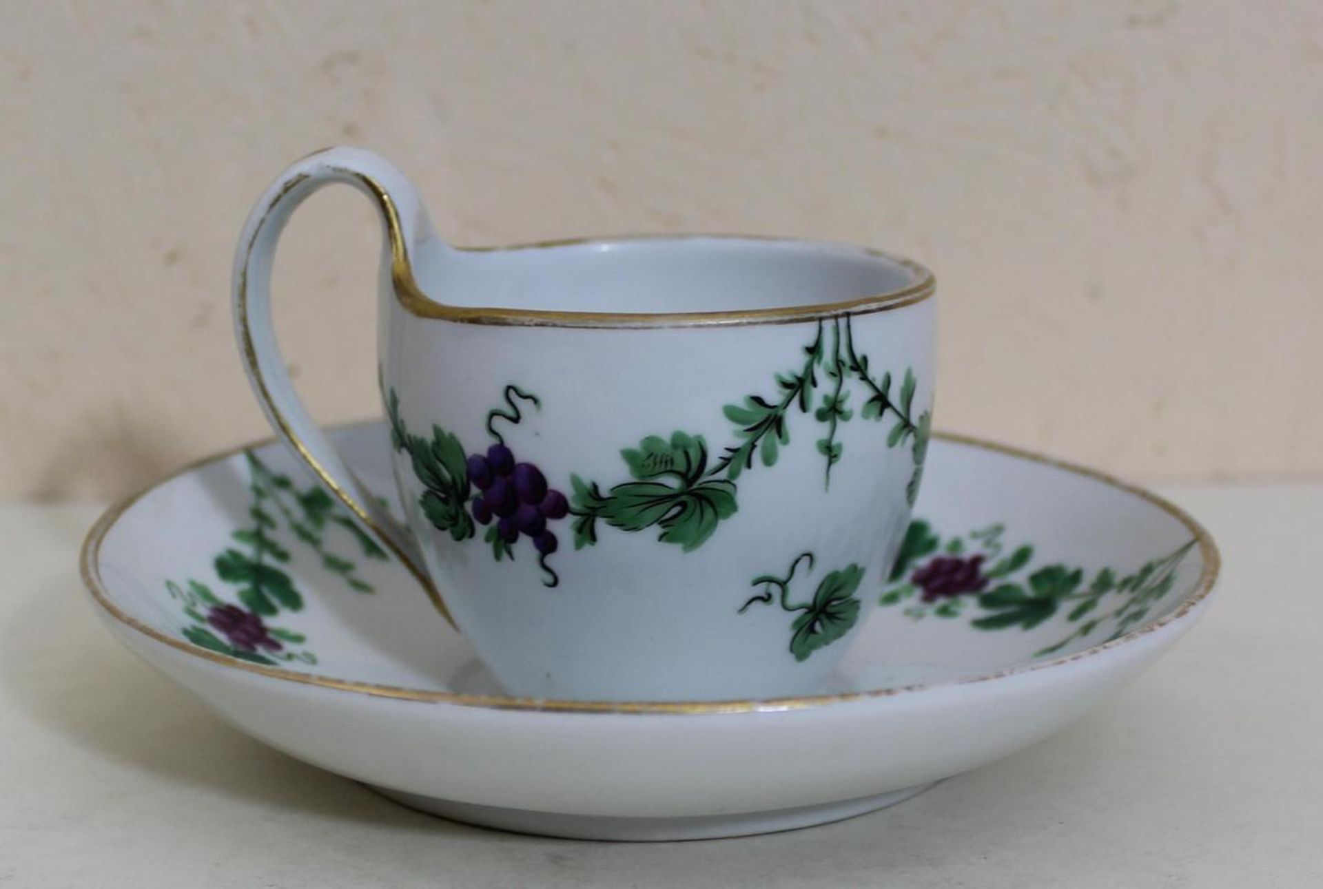 Biedermeier Tasse mit Untertasse Fürstenberg um 1830, Porzellan mit Blumenfestons und