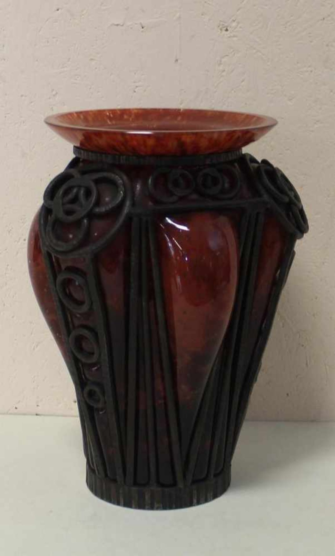 Grosse Art déco Vase mit Eisenmontur André Delatte, Nancy in der Art von L. Majorelle und Daum,