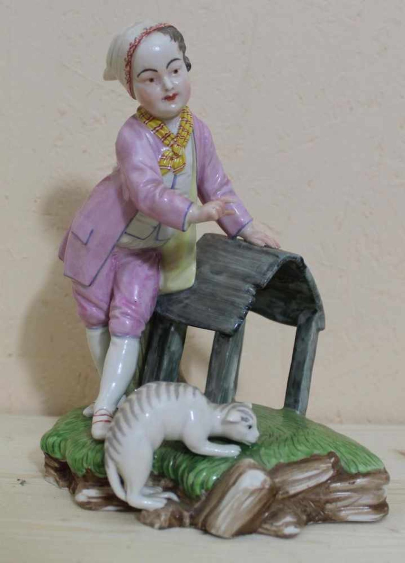 Porzellanfigur Junge mit Katze Höchster Porzellanmanufaktur 2. Hälfte 18. Jh., Junger Mann mit