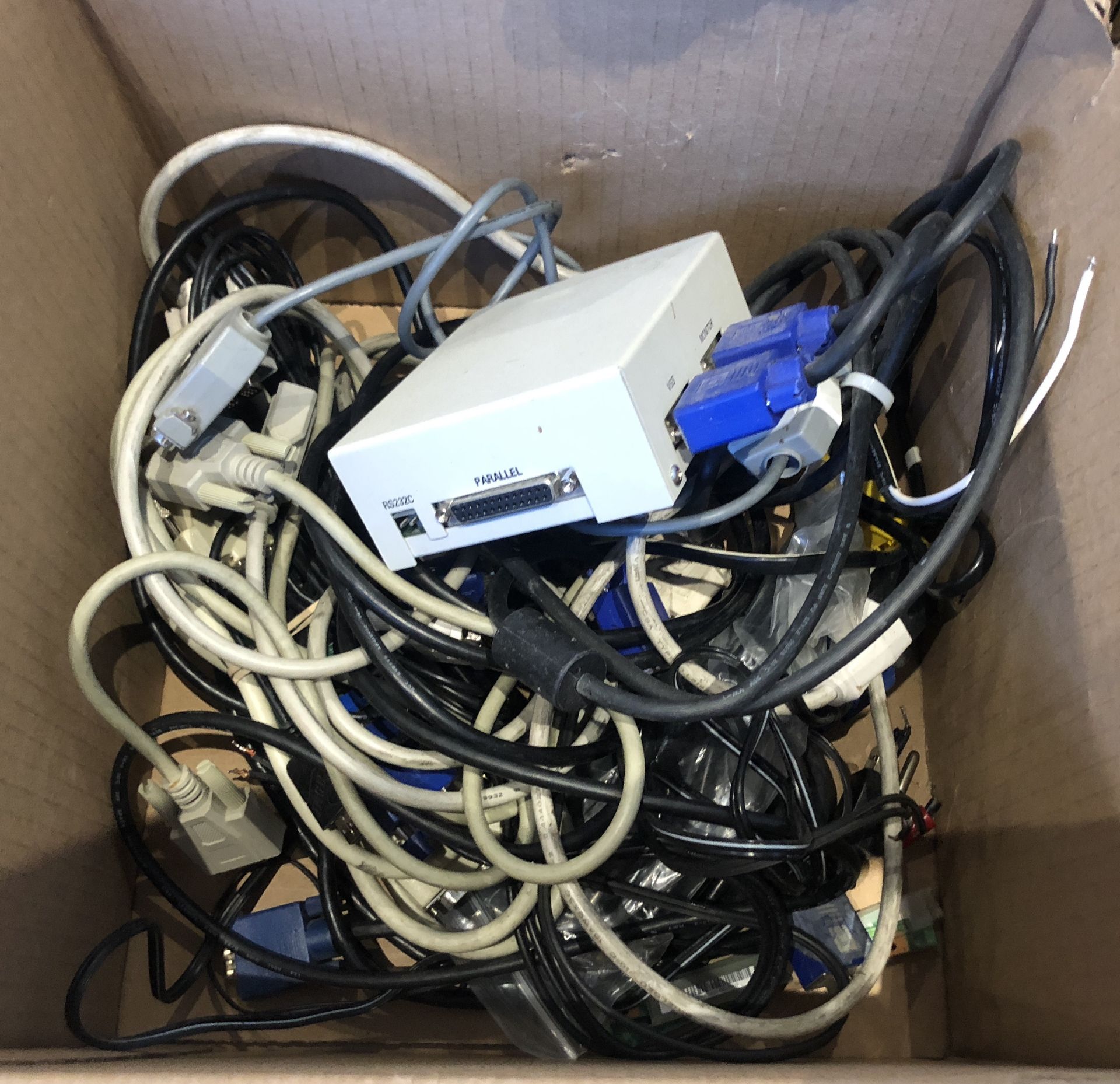 BOX MIXED COMPUTER AND PRINTER CABLES AND PRINT BOX