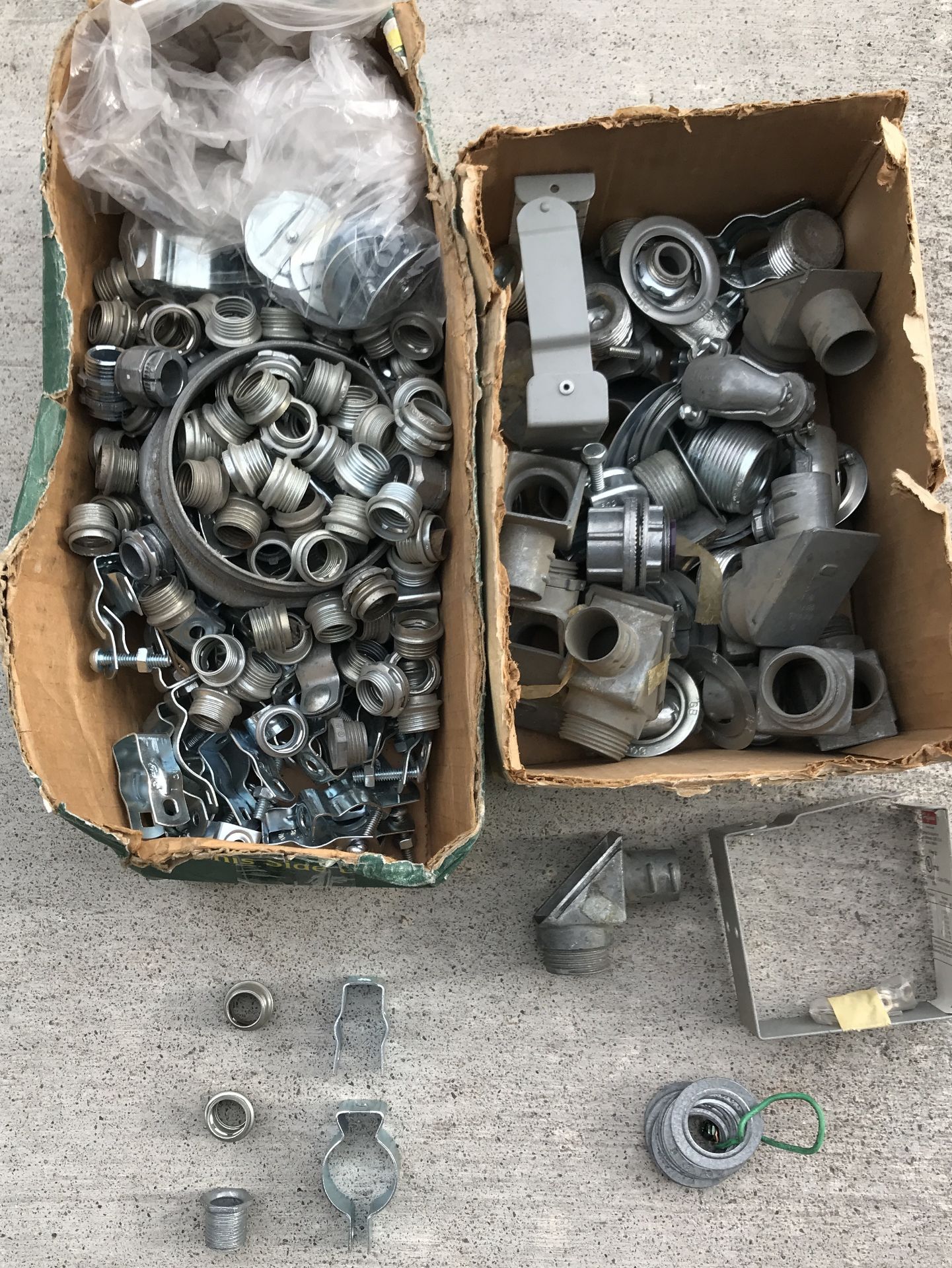 MIXED SIZED REDUCING WASHERS, EMT ELBOW/2 SKREW CONNECTORS, INDUSTRIAL CLIPS - Bild 3 aus 3