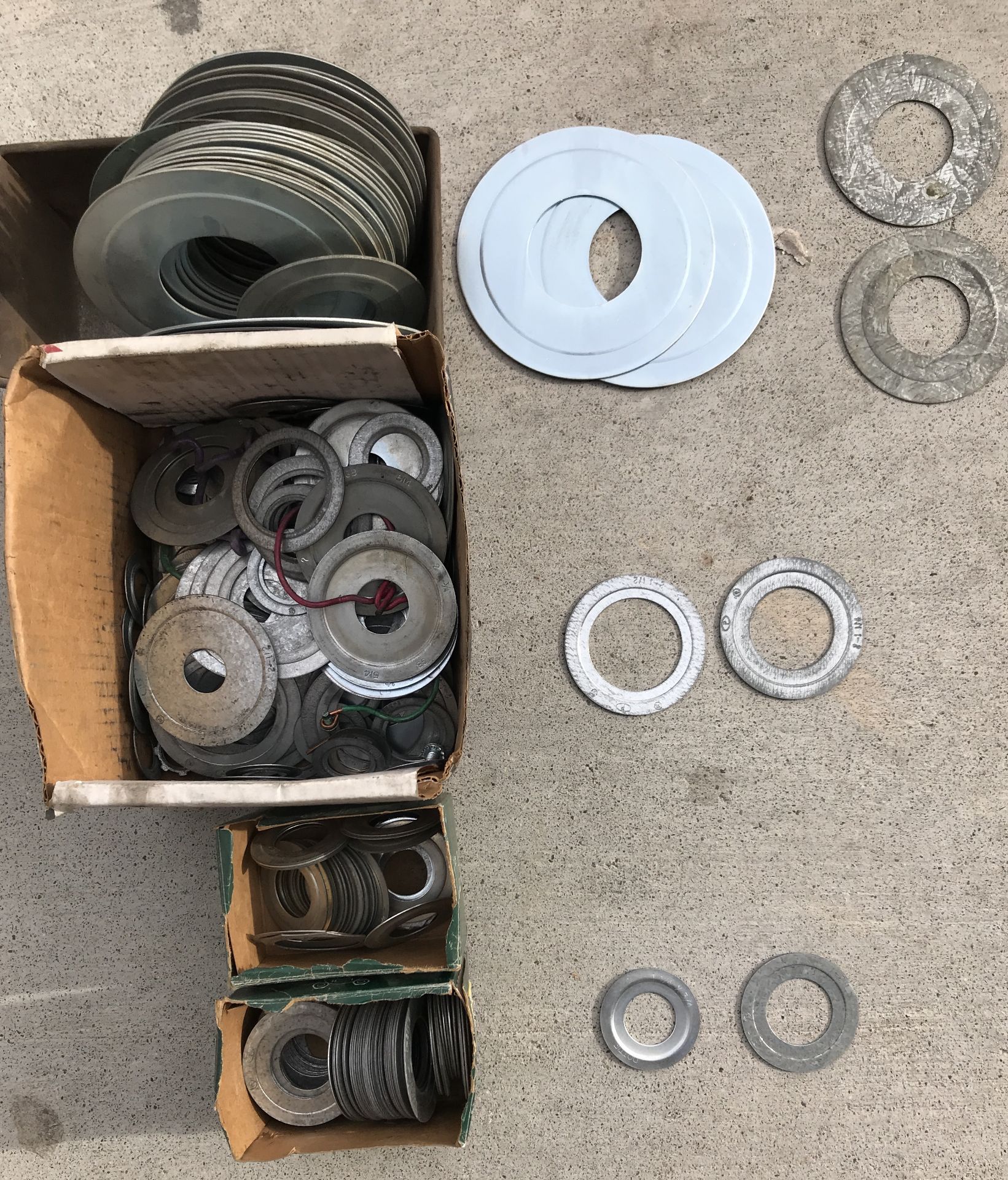 MIXED SIZED REDUCING WASHERS, EMT ELBOW/2 SKREW CONNECTORS, INDUSTRIAL CLIPS