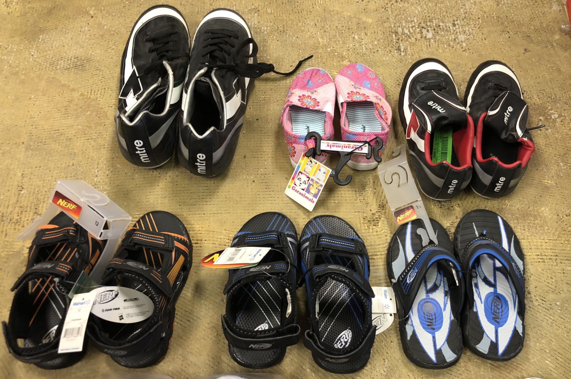 10 PAIRS CHILDRENS SHOES/SANDALS - Image 3 of 3