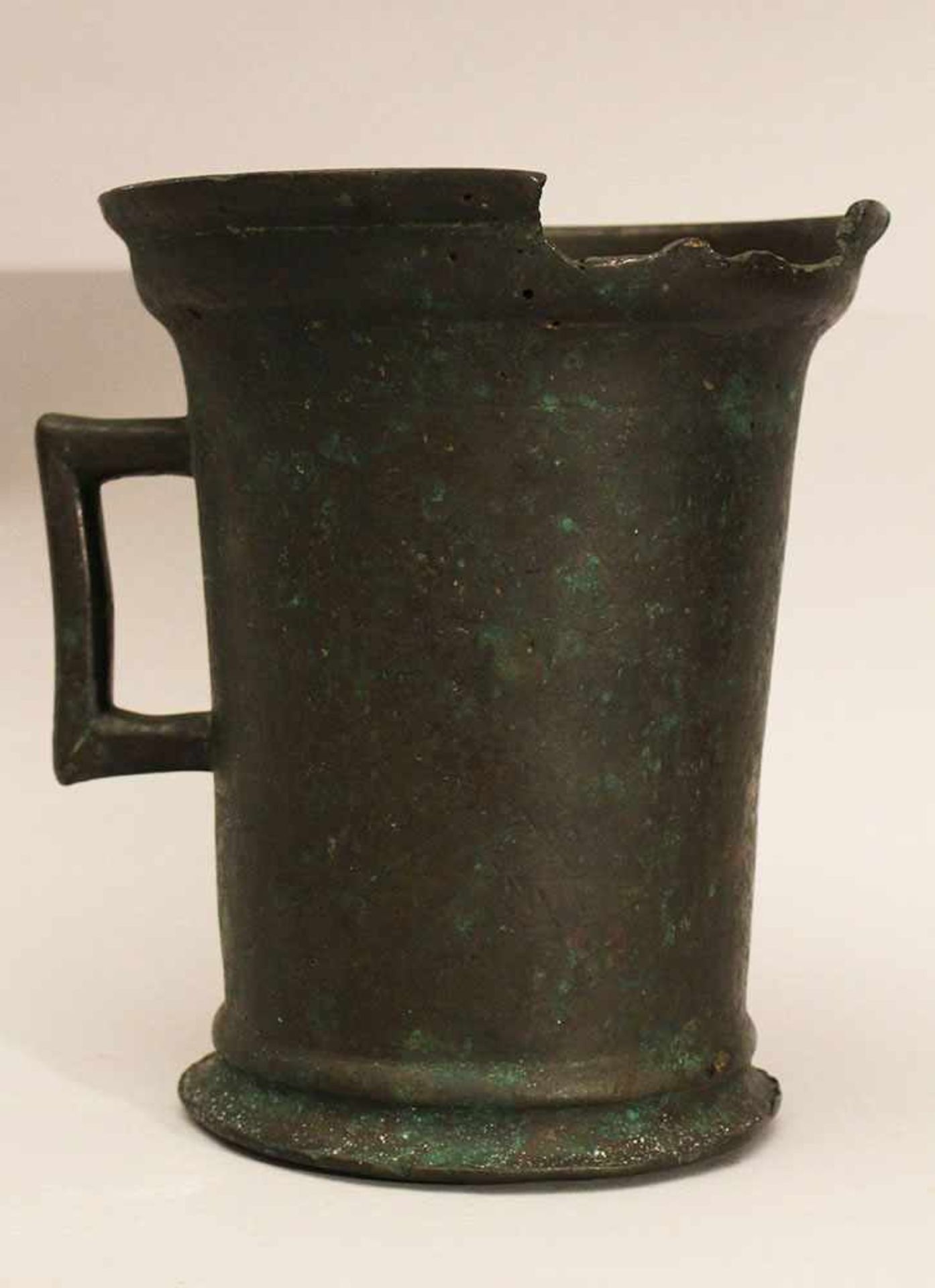 Gothic bronze mortar with one hand grip, rounded base and outstanding upper border; bronze cast with - Bild 2 aus 3
