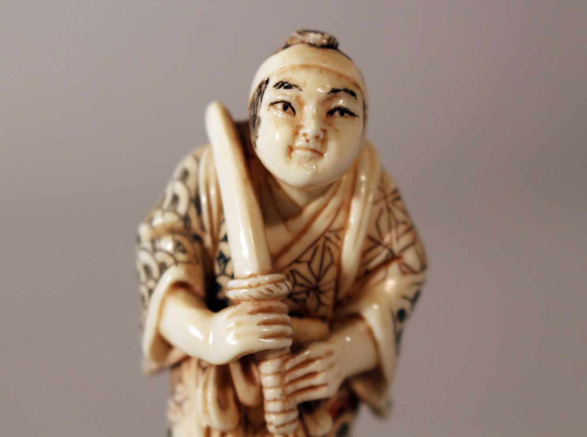 Japanese ivory netsuke, warrior with sword; very fine carvings with black and brown engravings, on - Bild 3 aus 3
