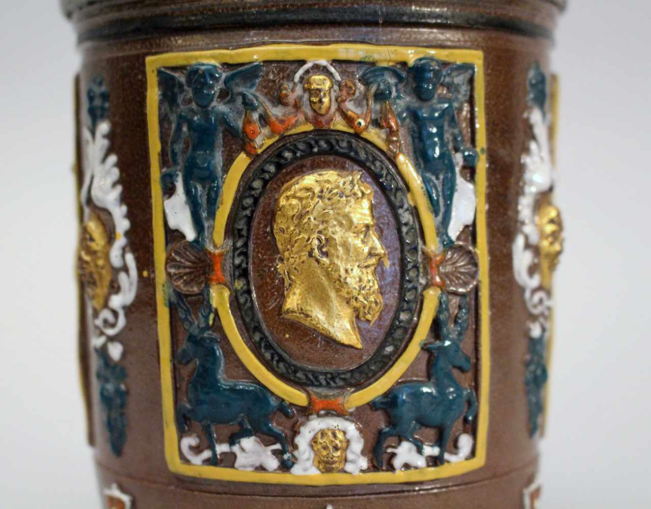 German ceramic pot in Renaissance manner, with three fields with gilded male portraits in oval - Image 2 of 3