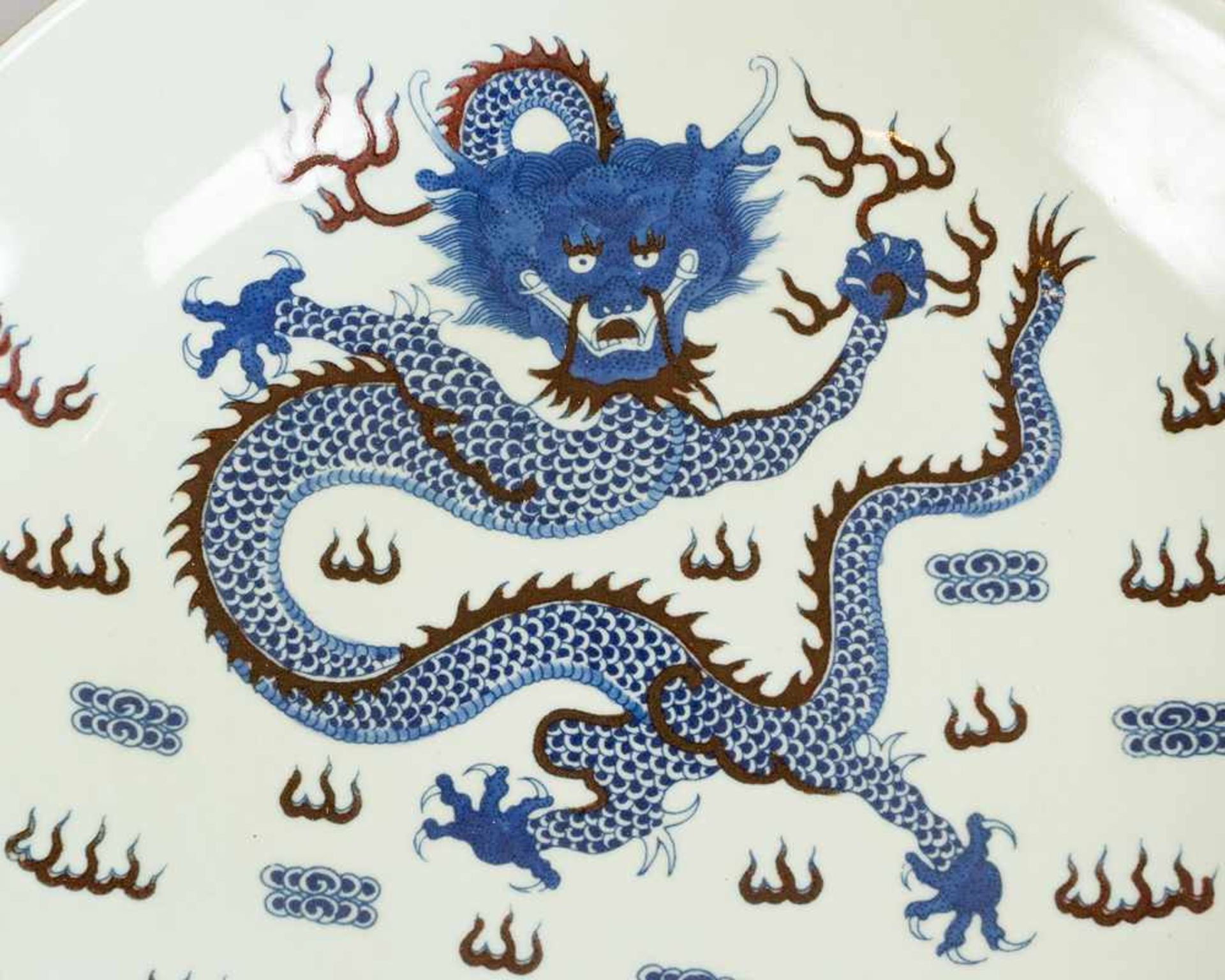 Chinese porcelain dish with painted blue and red dragon, fish and other decorations, on white - Bild 2 aus 3