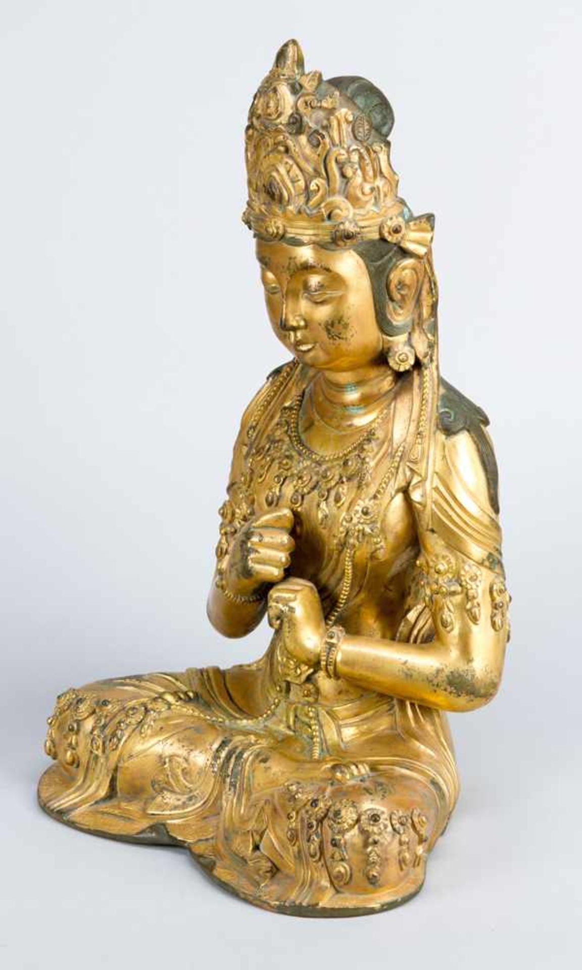 A late Ming bronze sculpture of goddess Guanyin; bronze cast with very fine and deep hand finish, - Bild 2 aus 3