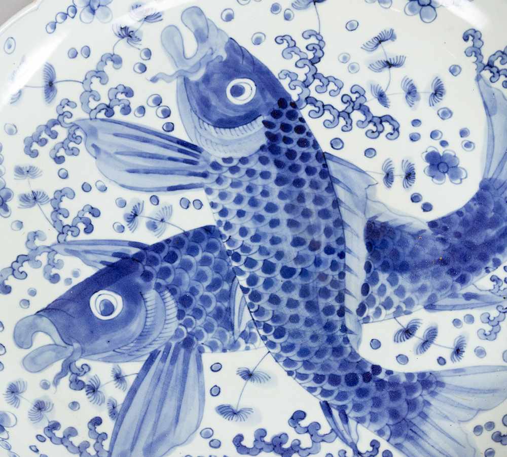 Japanese porcelain dish with blue painted fishers and decorations on white ground, glazed; waved - Image 2 of 3