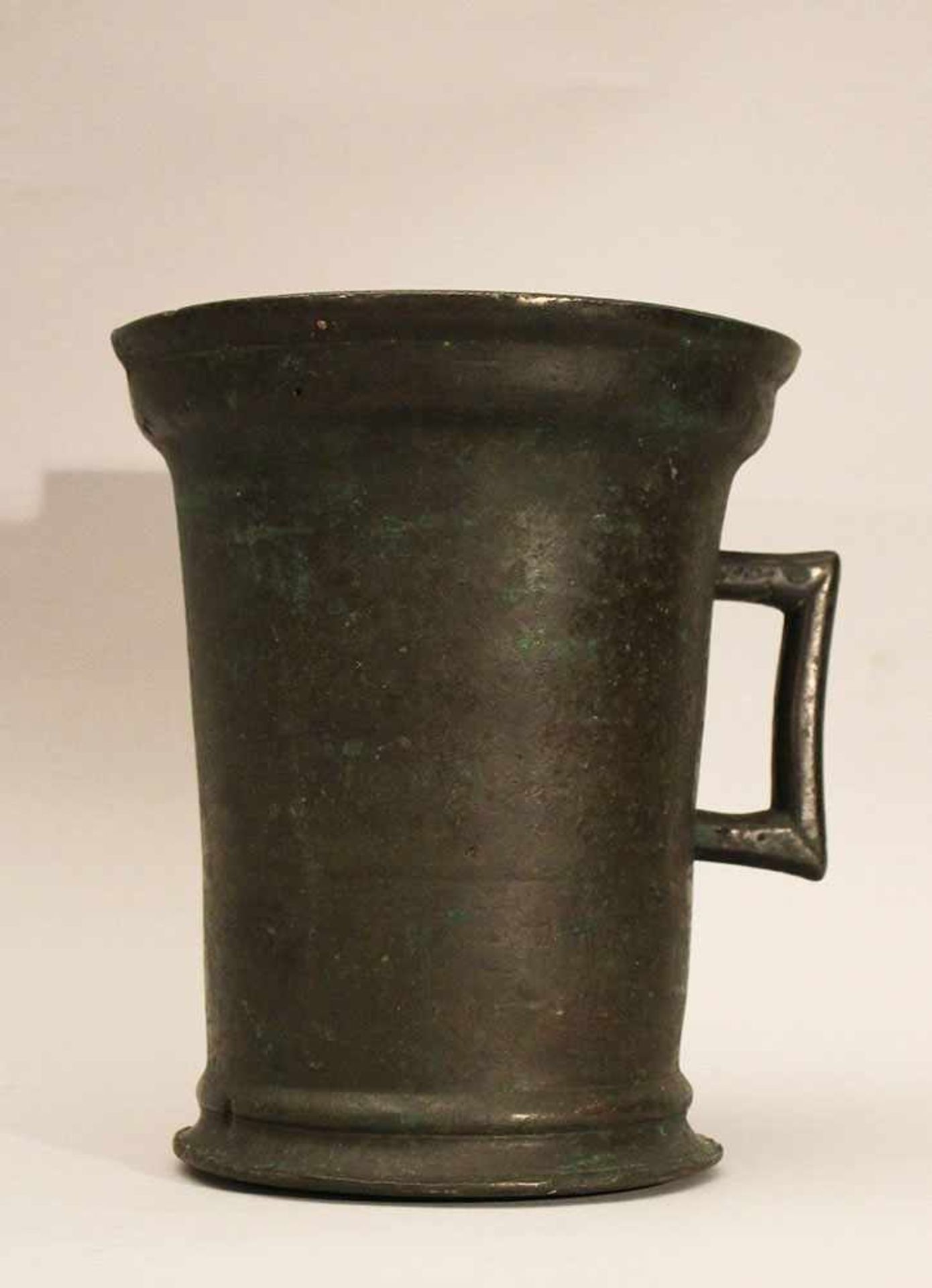 Gothic bronze mortar with one hand grip, rounded base and outstanding upper border; bronze cast with