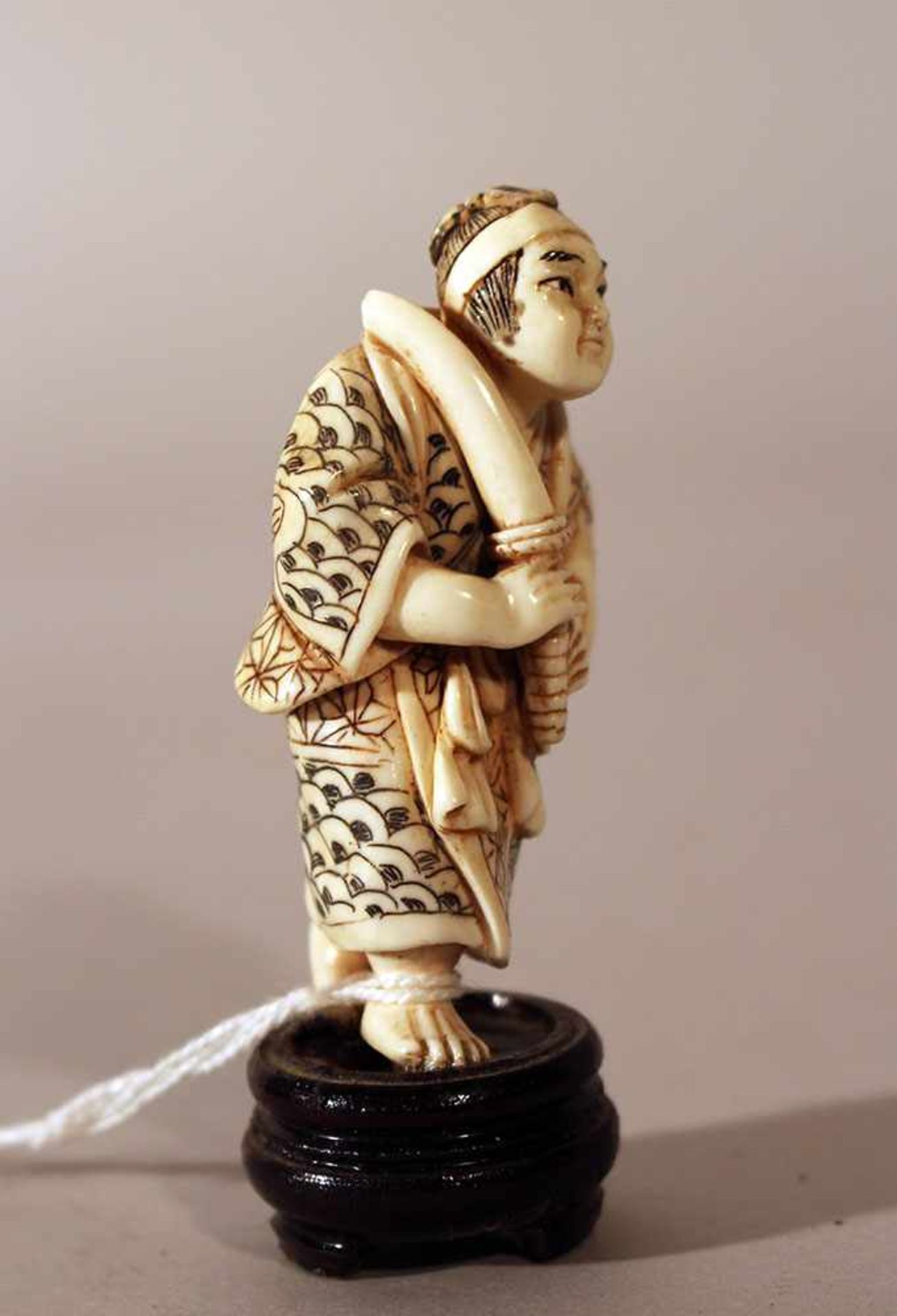 Japanese ivory netsuke, warrior with sword; very fine carvings with black and brown engravings, on - Bild 2 aus 3
