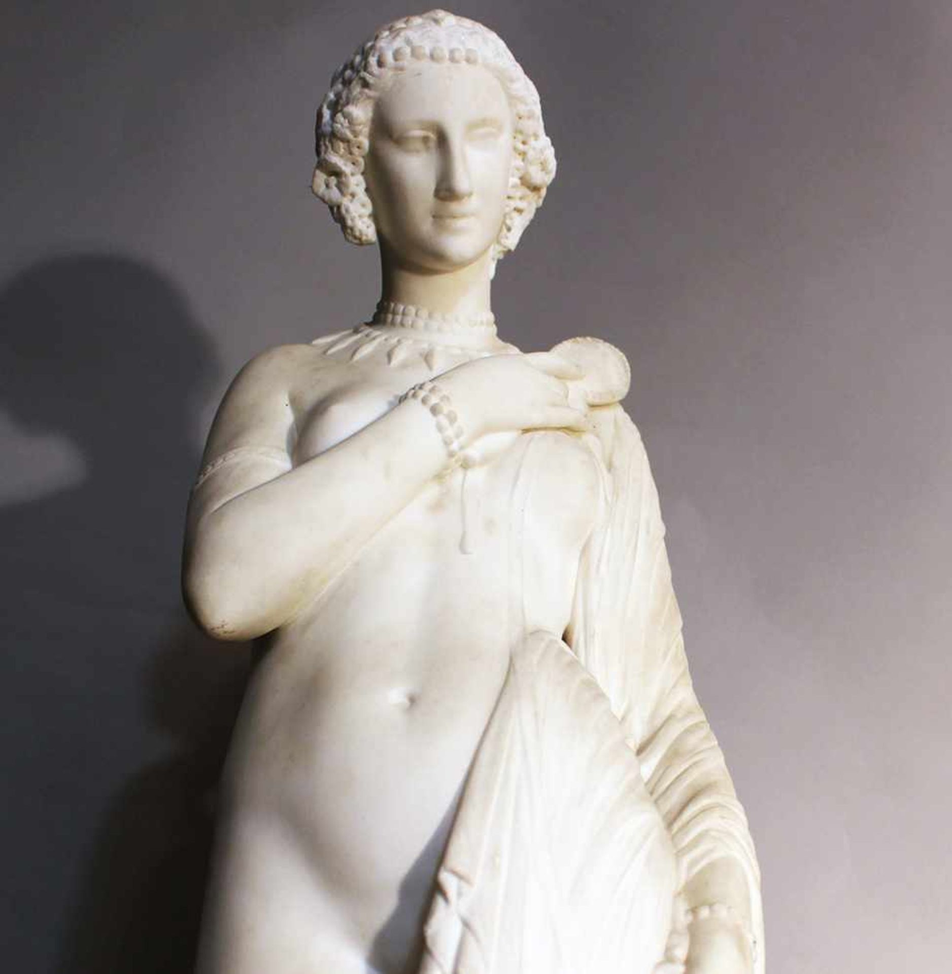 Giovanni Maria Benzoni (1809-1873), Marble sculpture of Amor and Psyche; she with toga, mirror and - Bild 3 aus 3